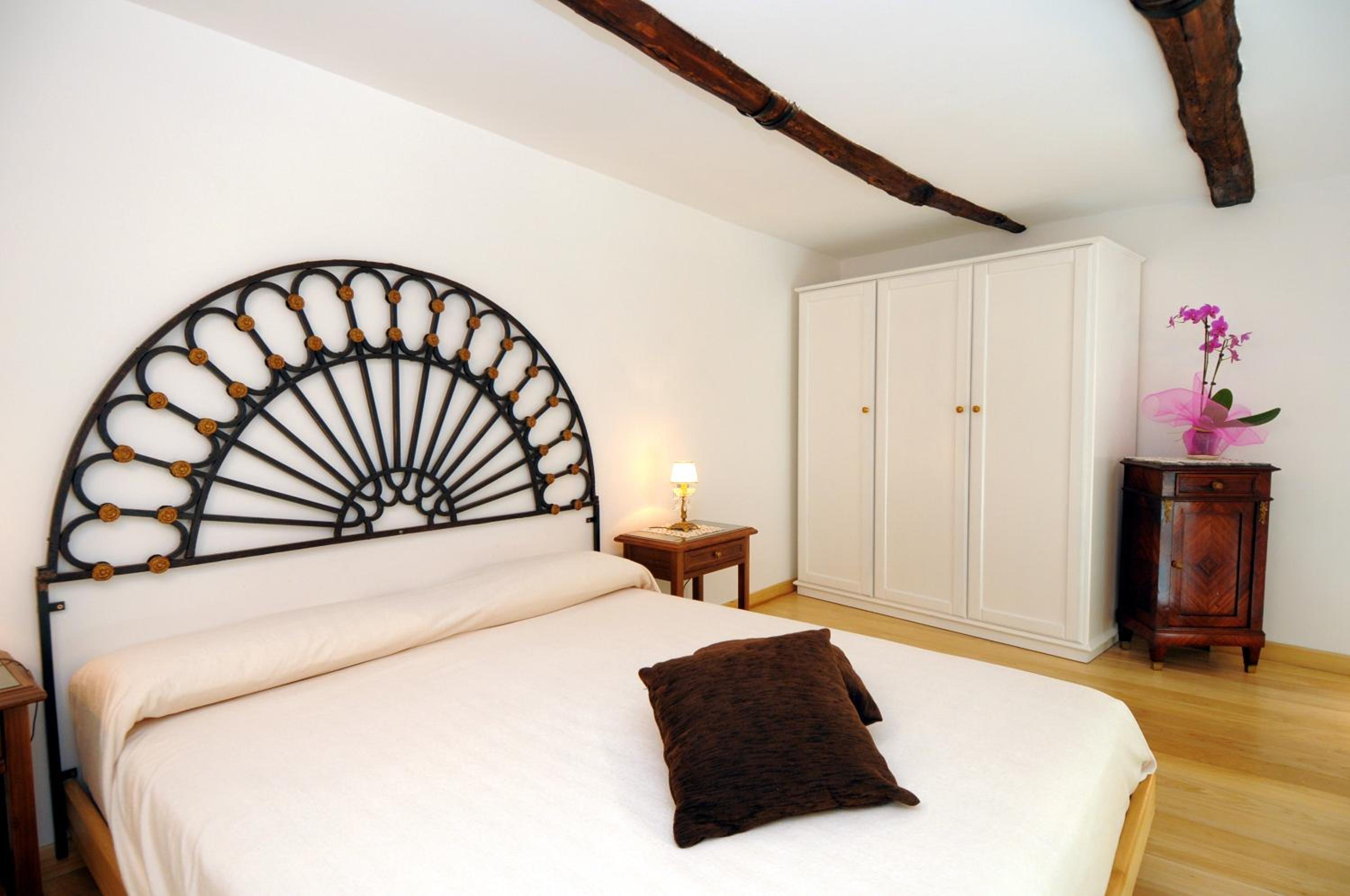 Junior Suite with Balcony - Photo 17
