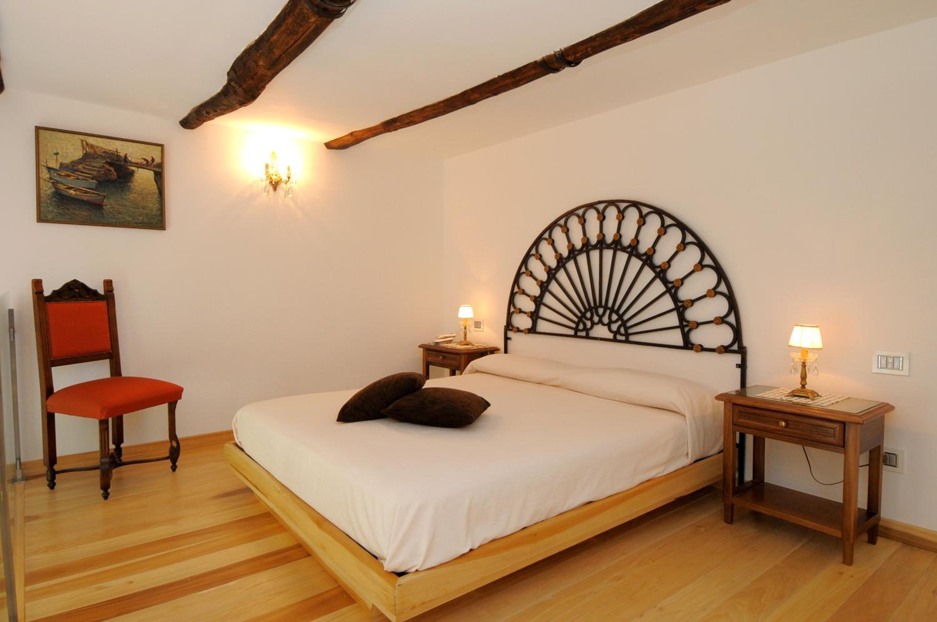 Junior Suite with Balcony - Photo 19