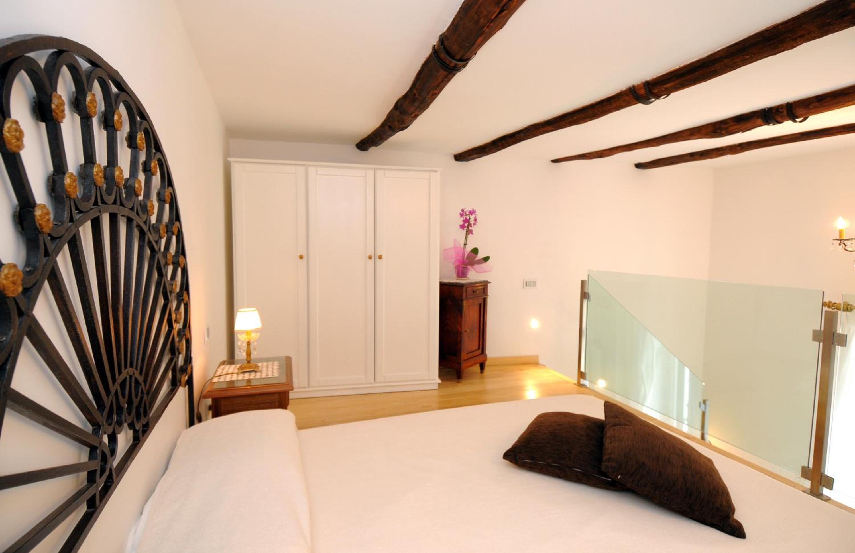 Junior Suite with Balcony - Photo 48