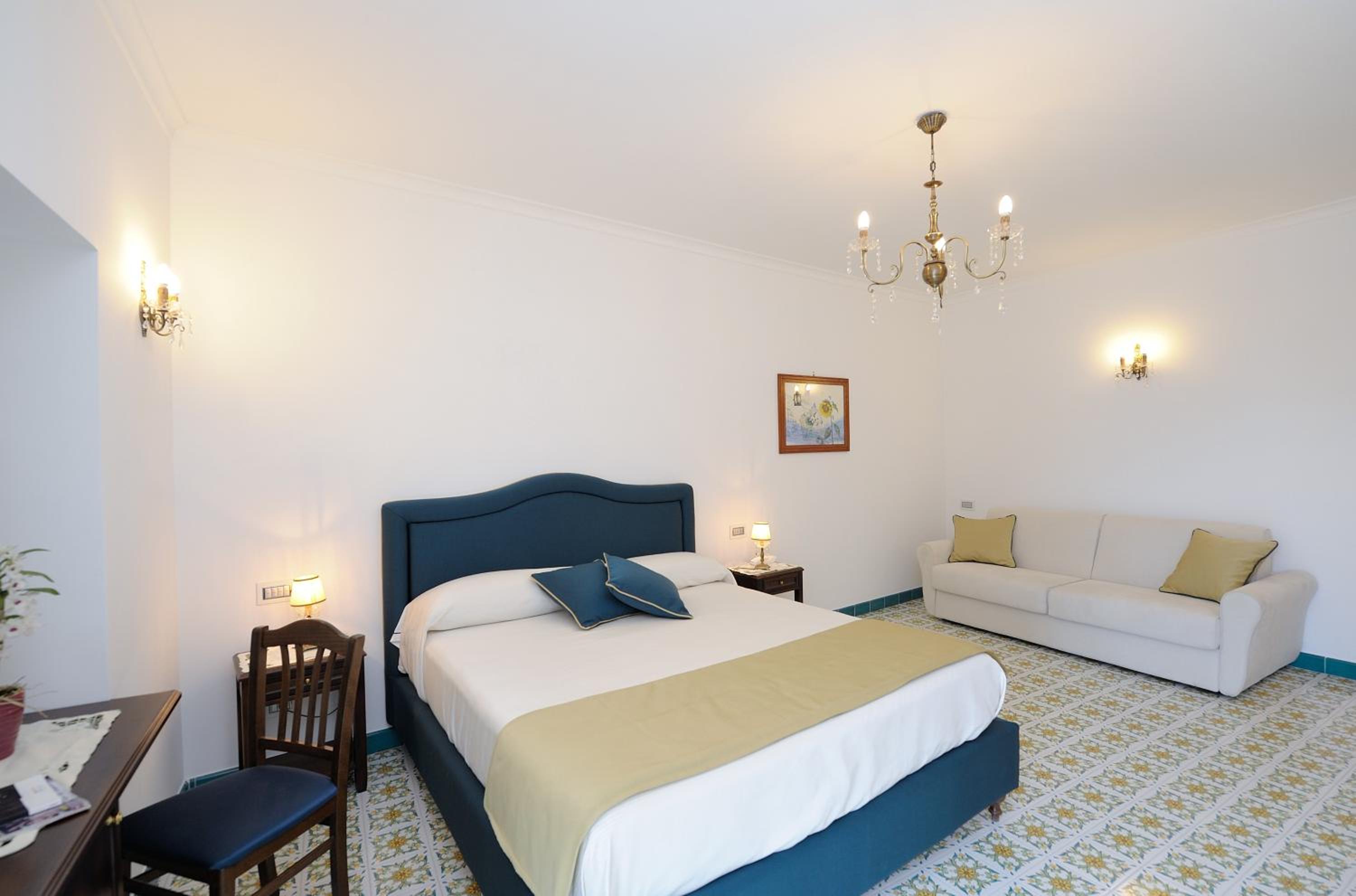 Junior Suite with Balcony - Photo 9
