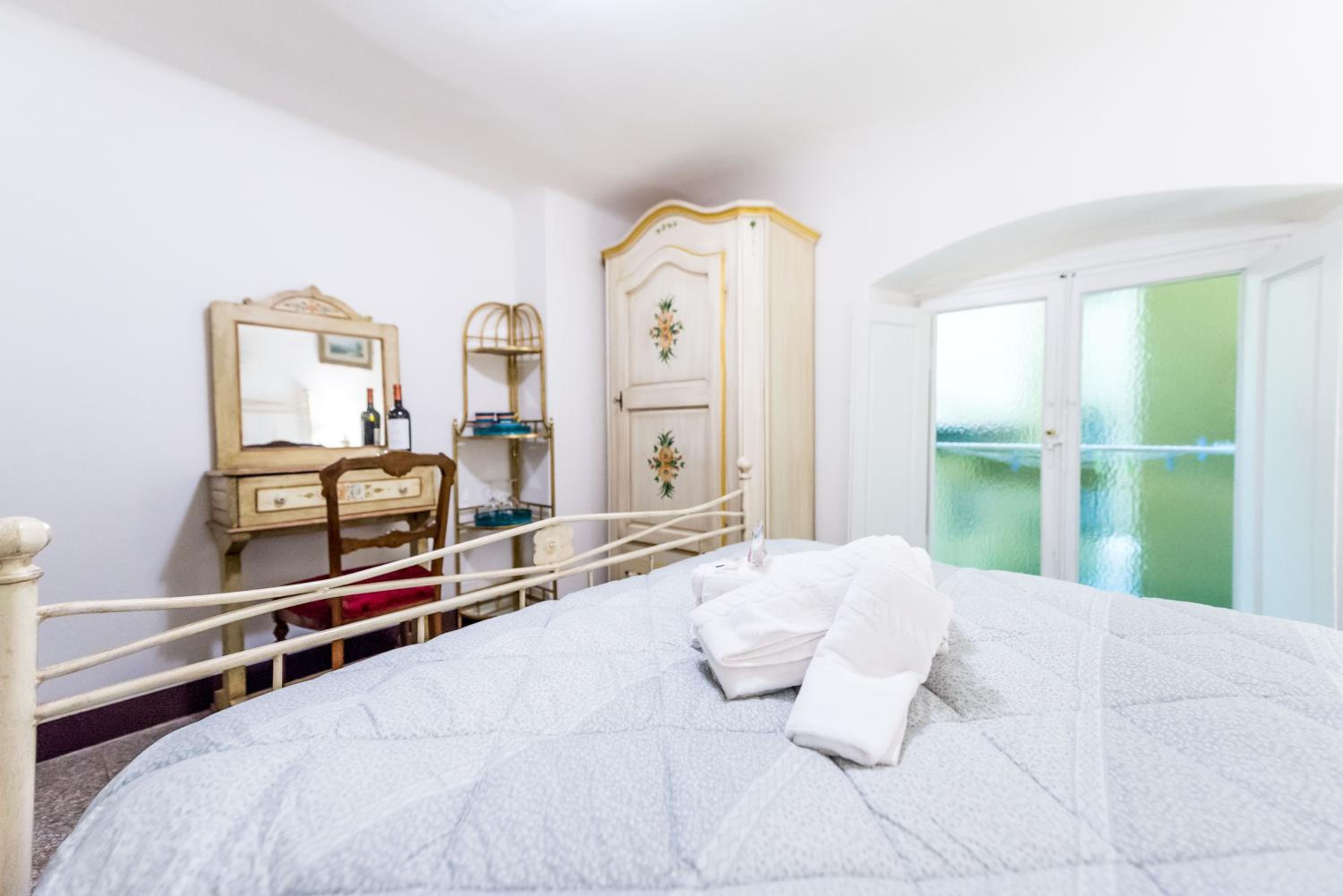 Double Room with Shared Bathroom photo 3
