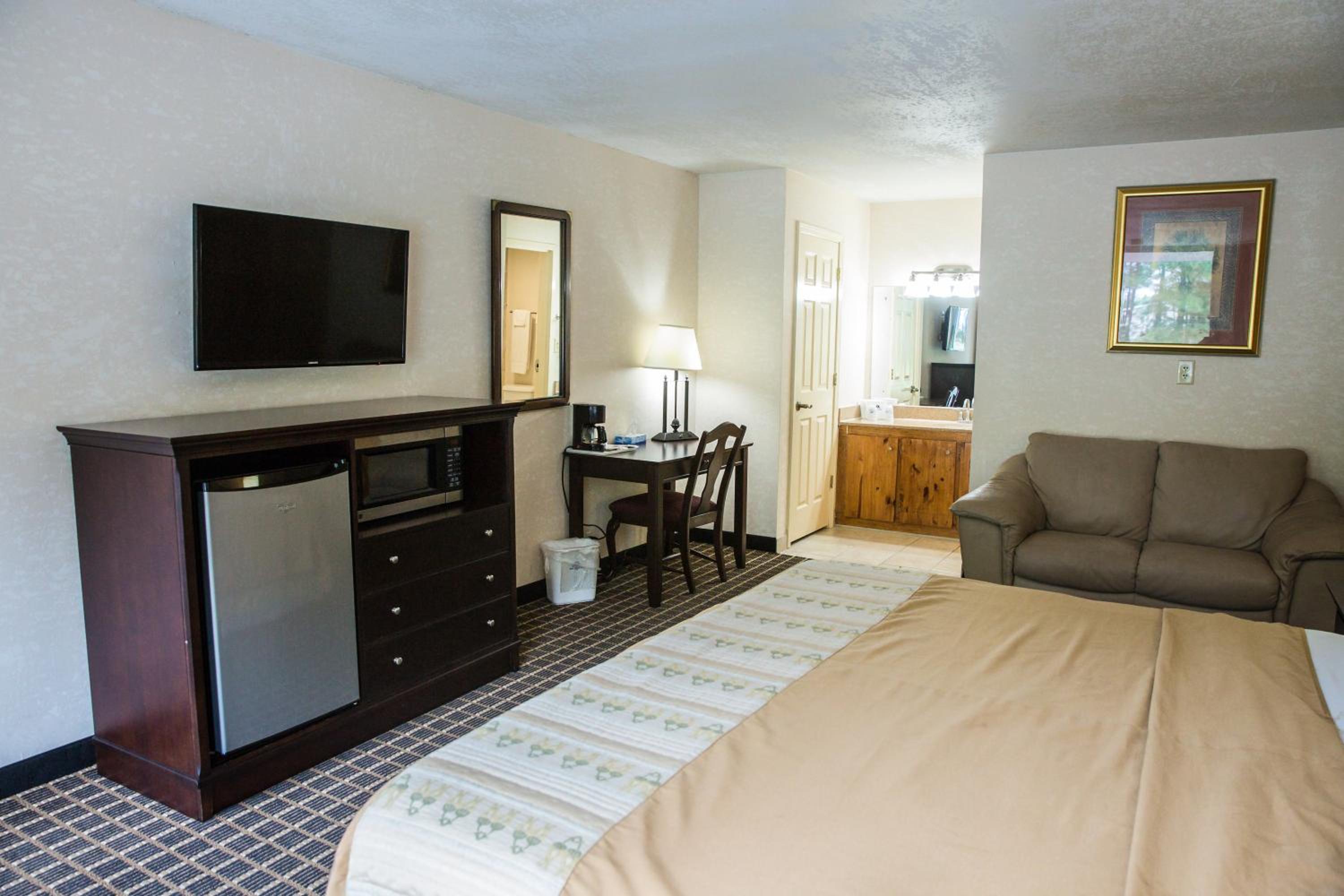 Single King Smoking Guestroom - Photo 2