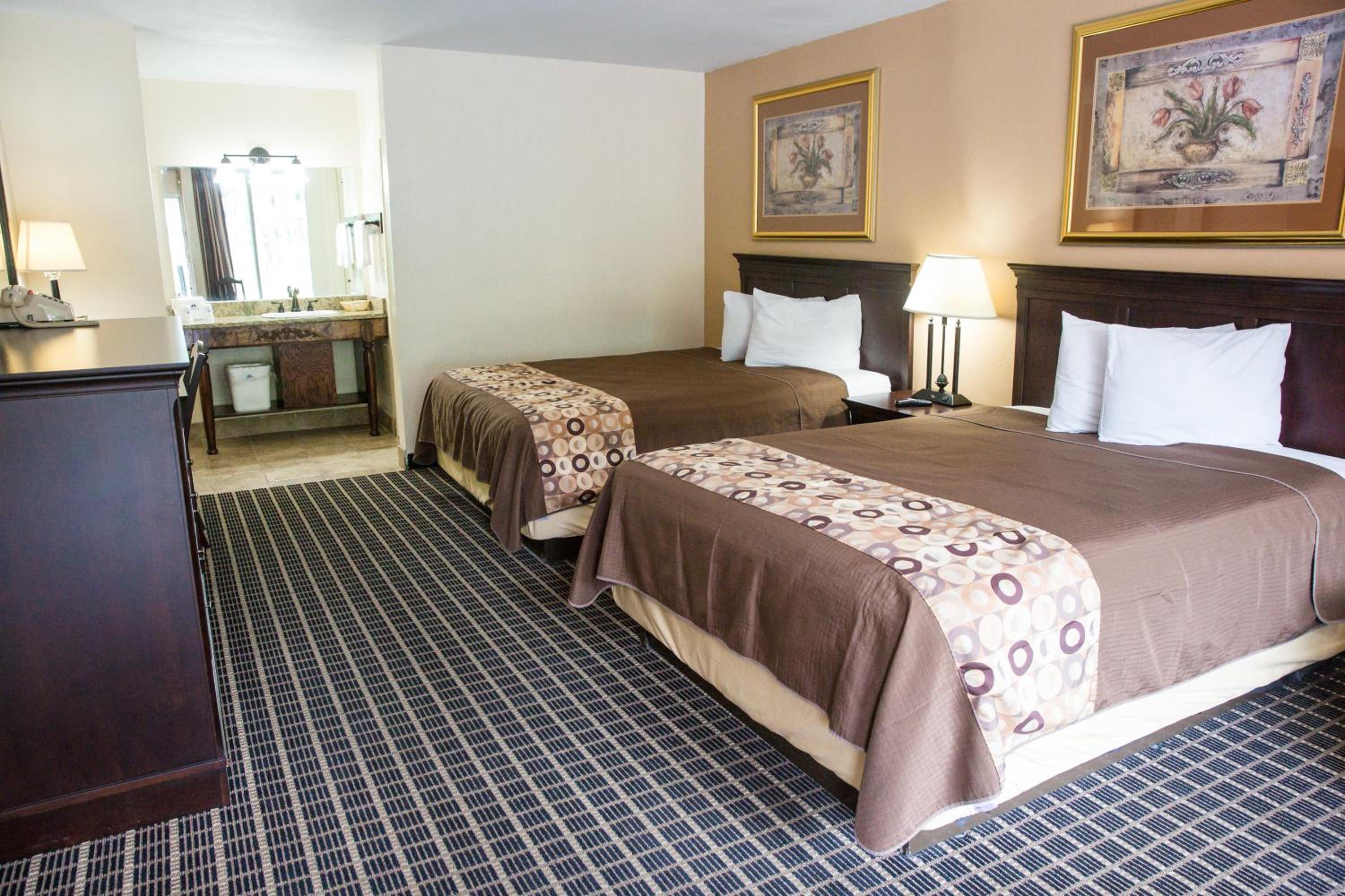 Double Queen Smoking Guestroom - Photo 3