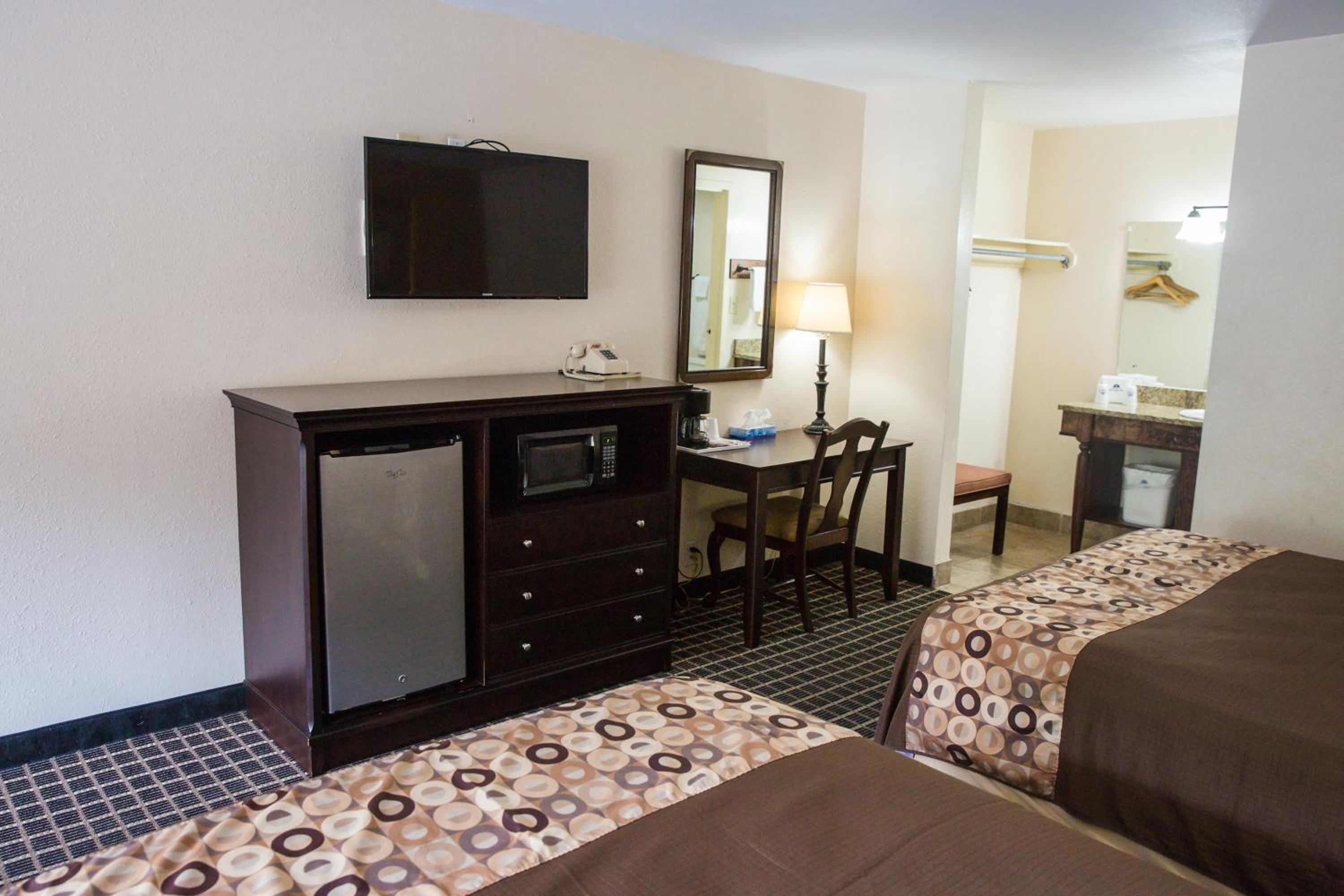 Double Queen Smoking Guestroom - Photo 4