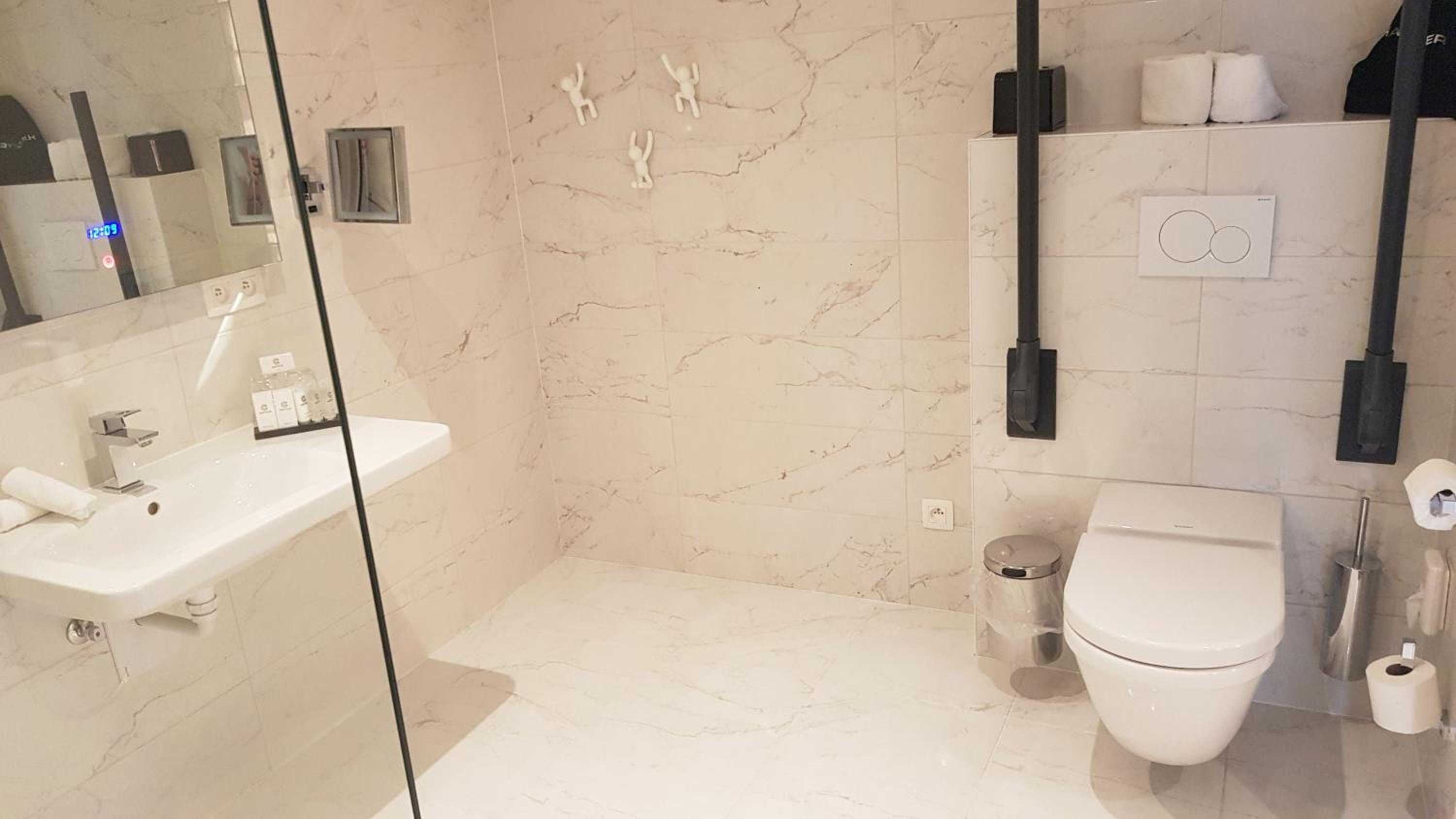 Junior Suite - Disability Access with Sea View photo 3