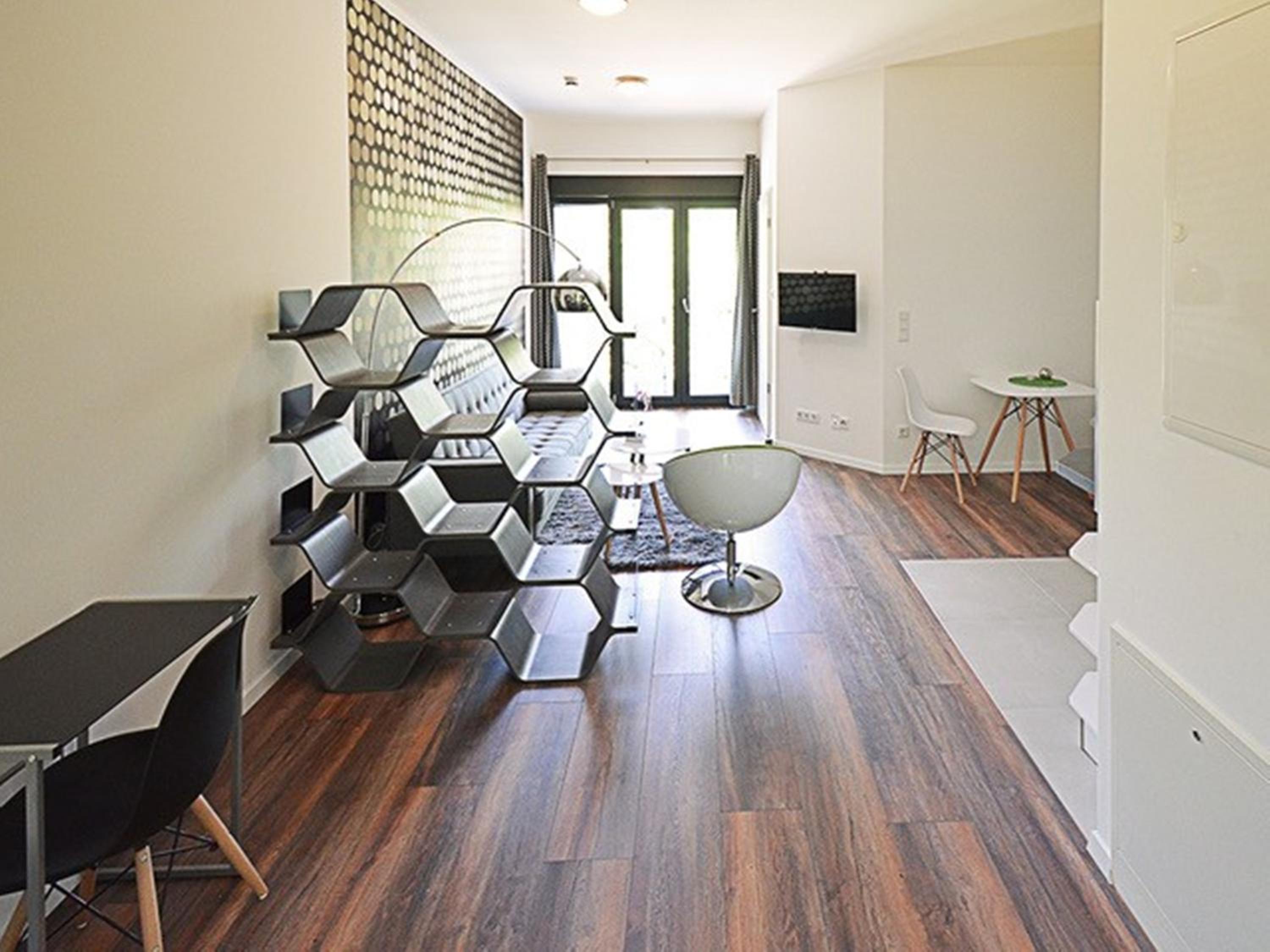 Deluxe One-Bedroom Apartment With Parking photo 3