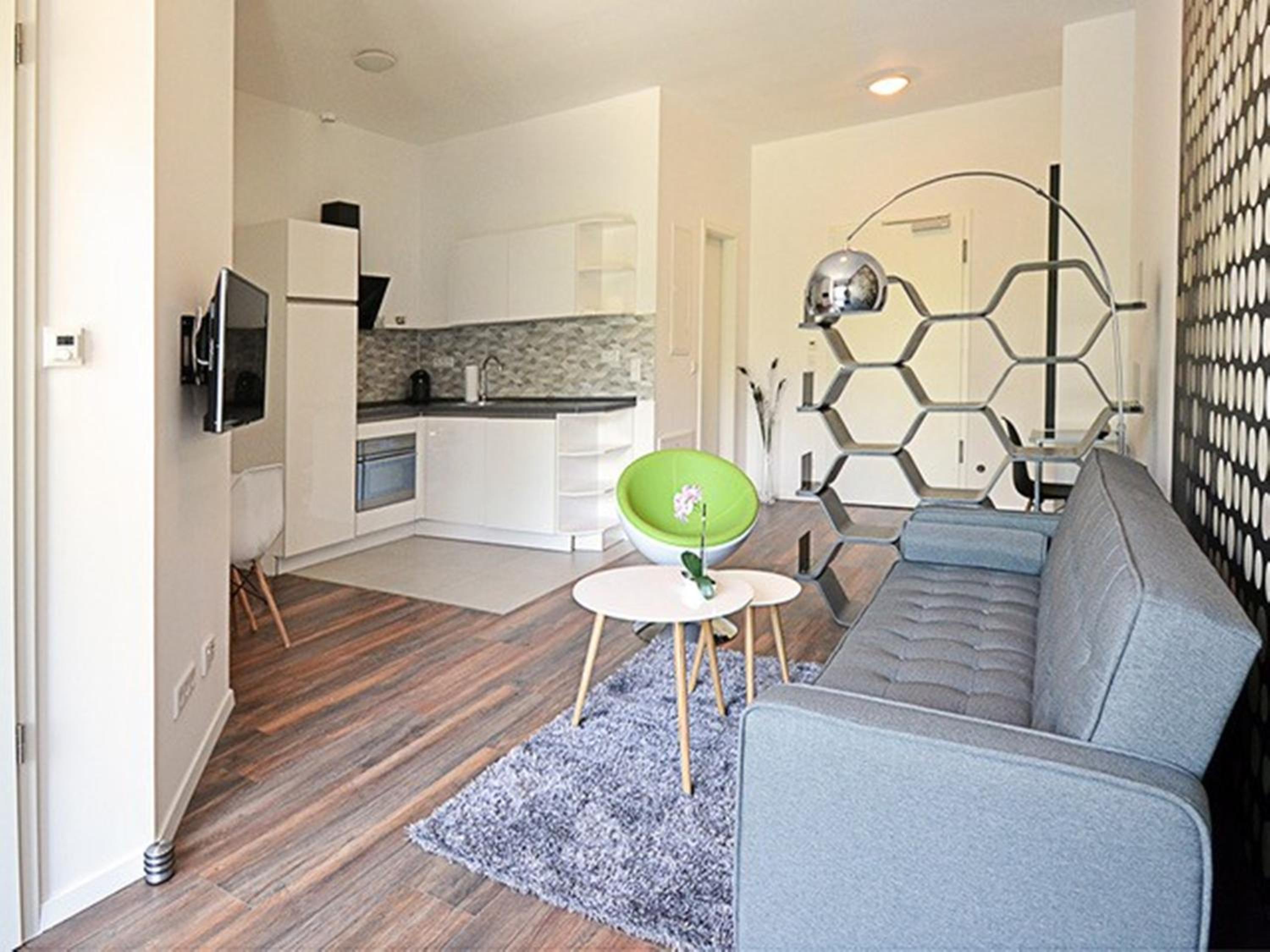Deluxe One-Bedroom Apartment With Parking photo 2