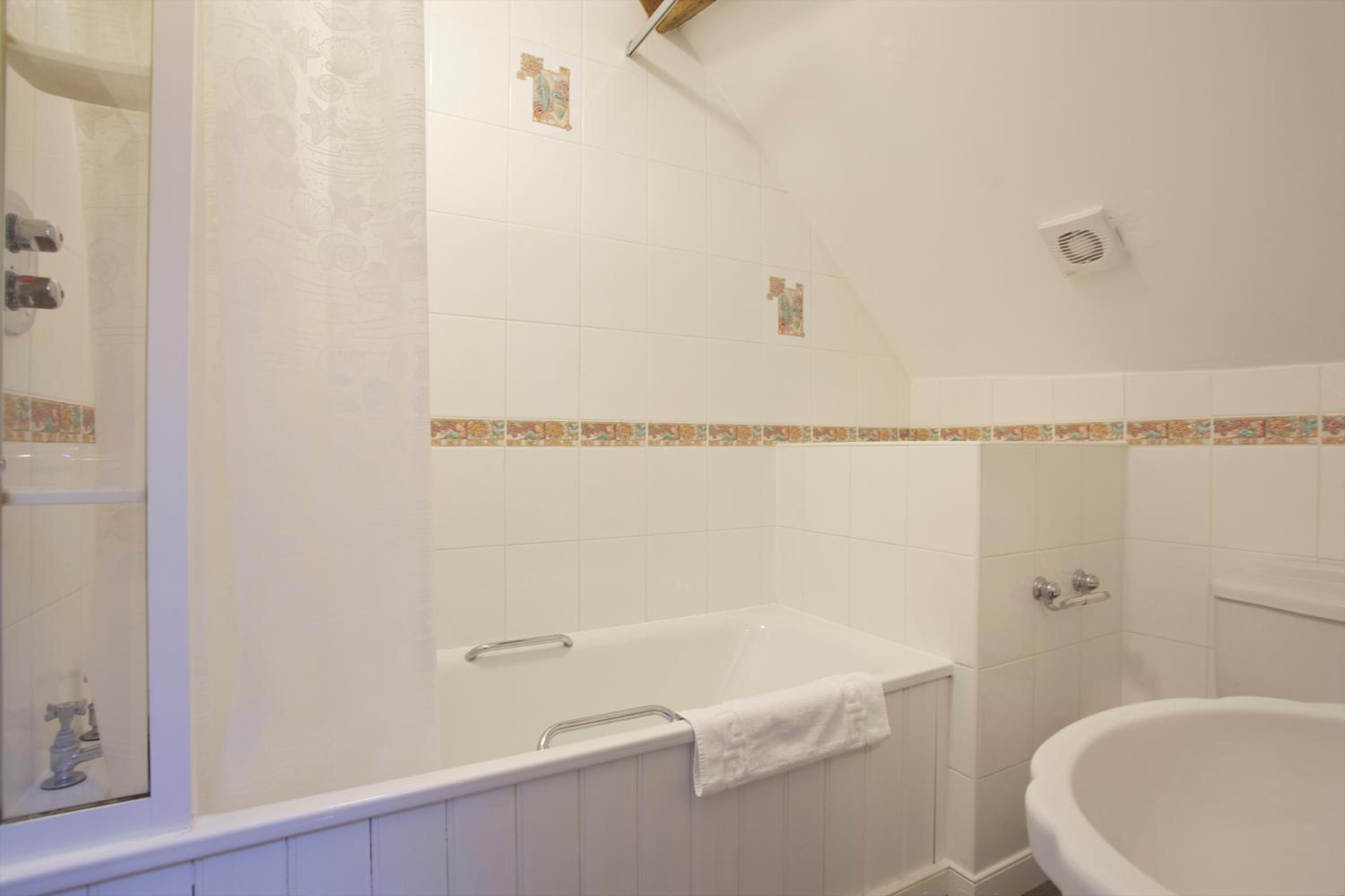 Family Cottage (2 Adults and 2 Children) photo 2