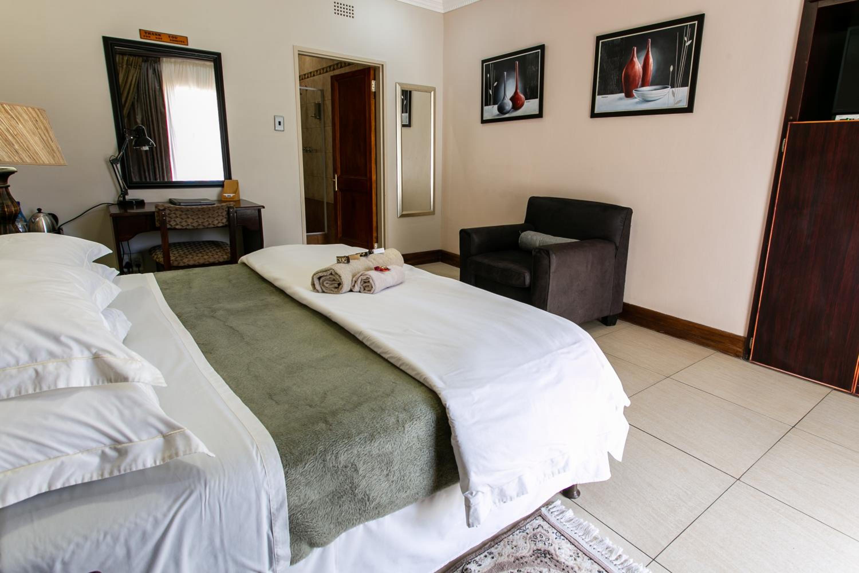 Budget Double Room - Photo 4