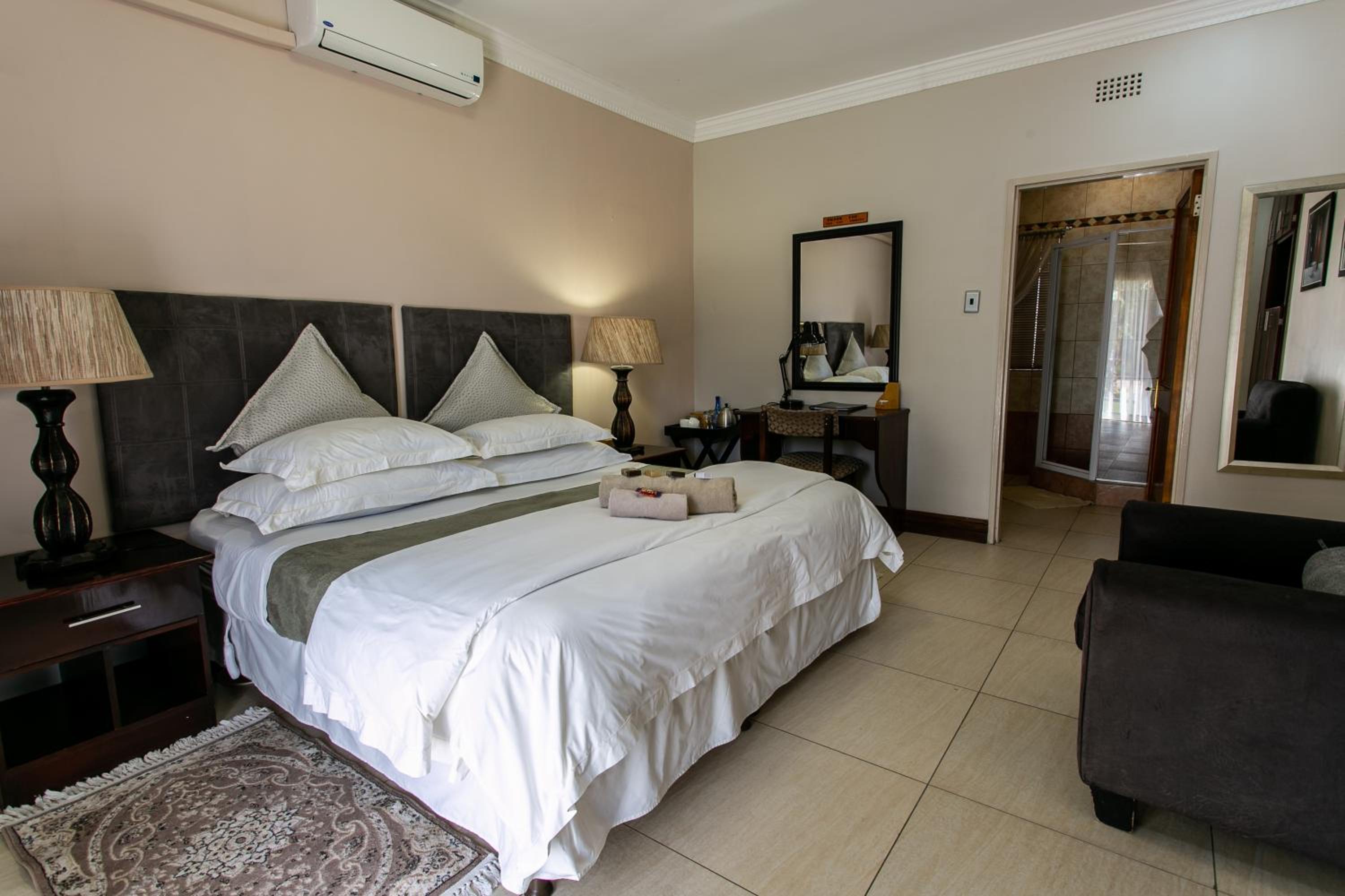 Budget Double Room - Photo 12