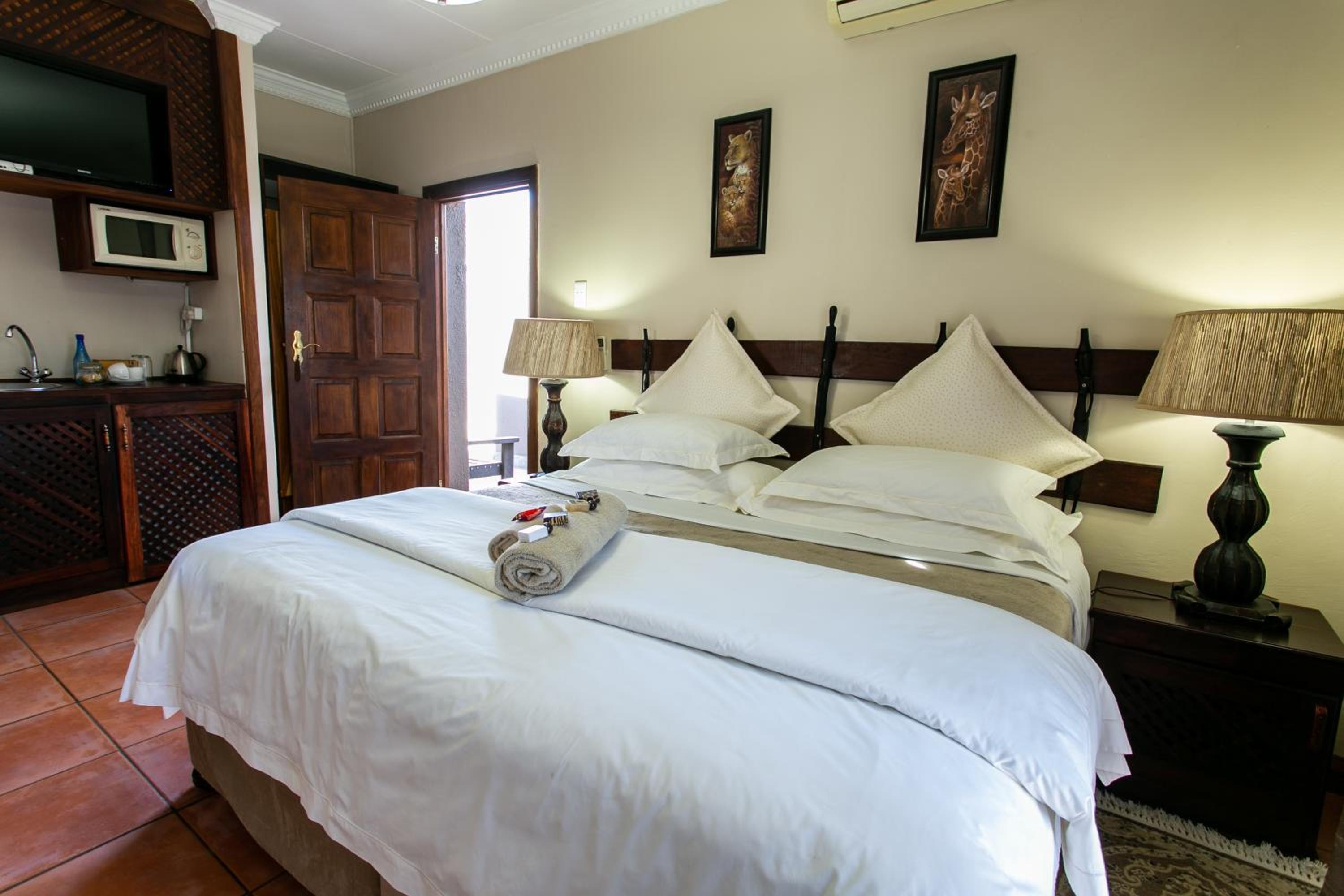 Budget Double Room - Photo 14