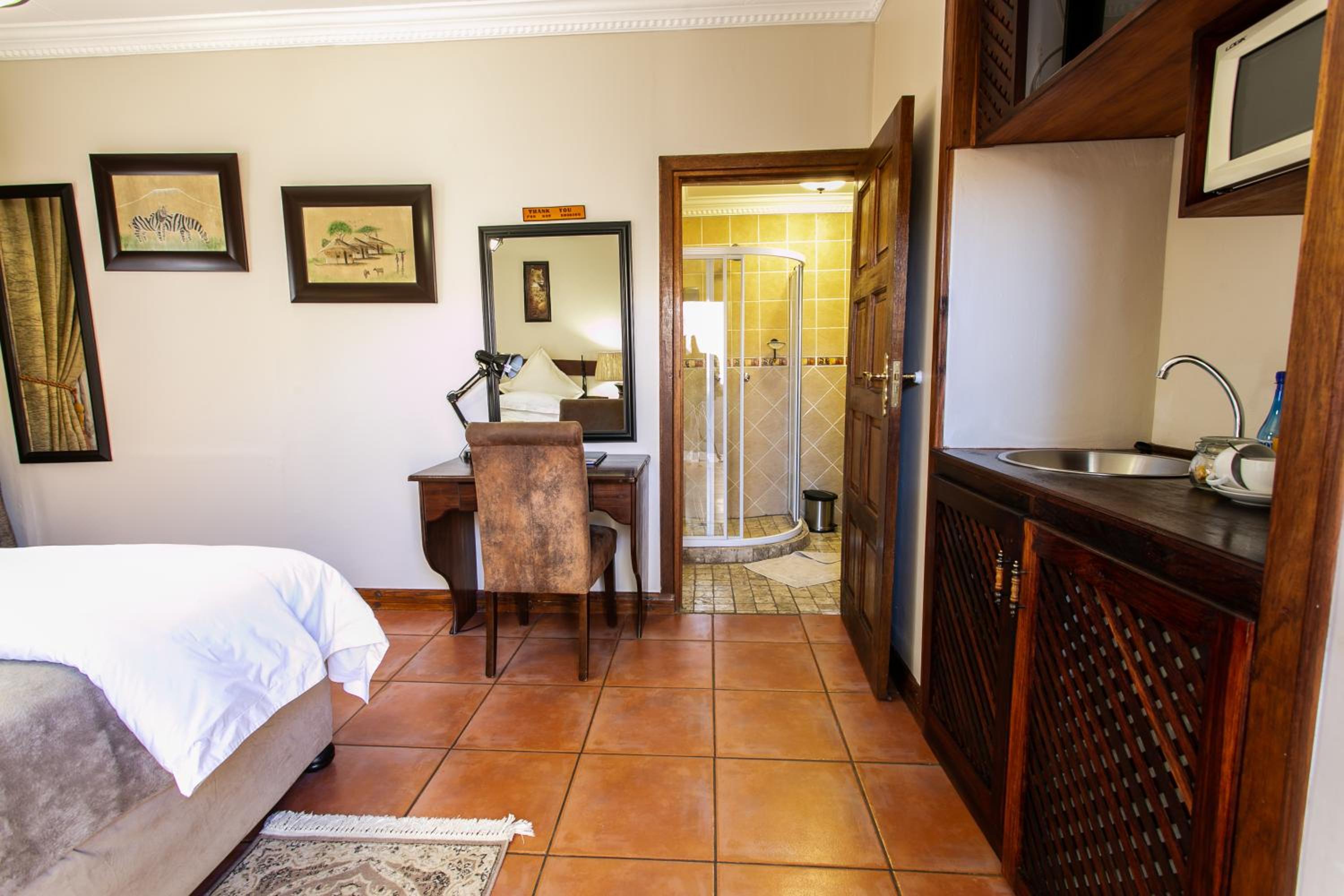Budget Double Room - Photo 17
