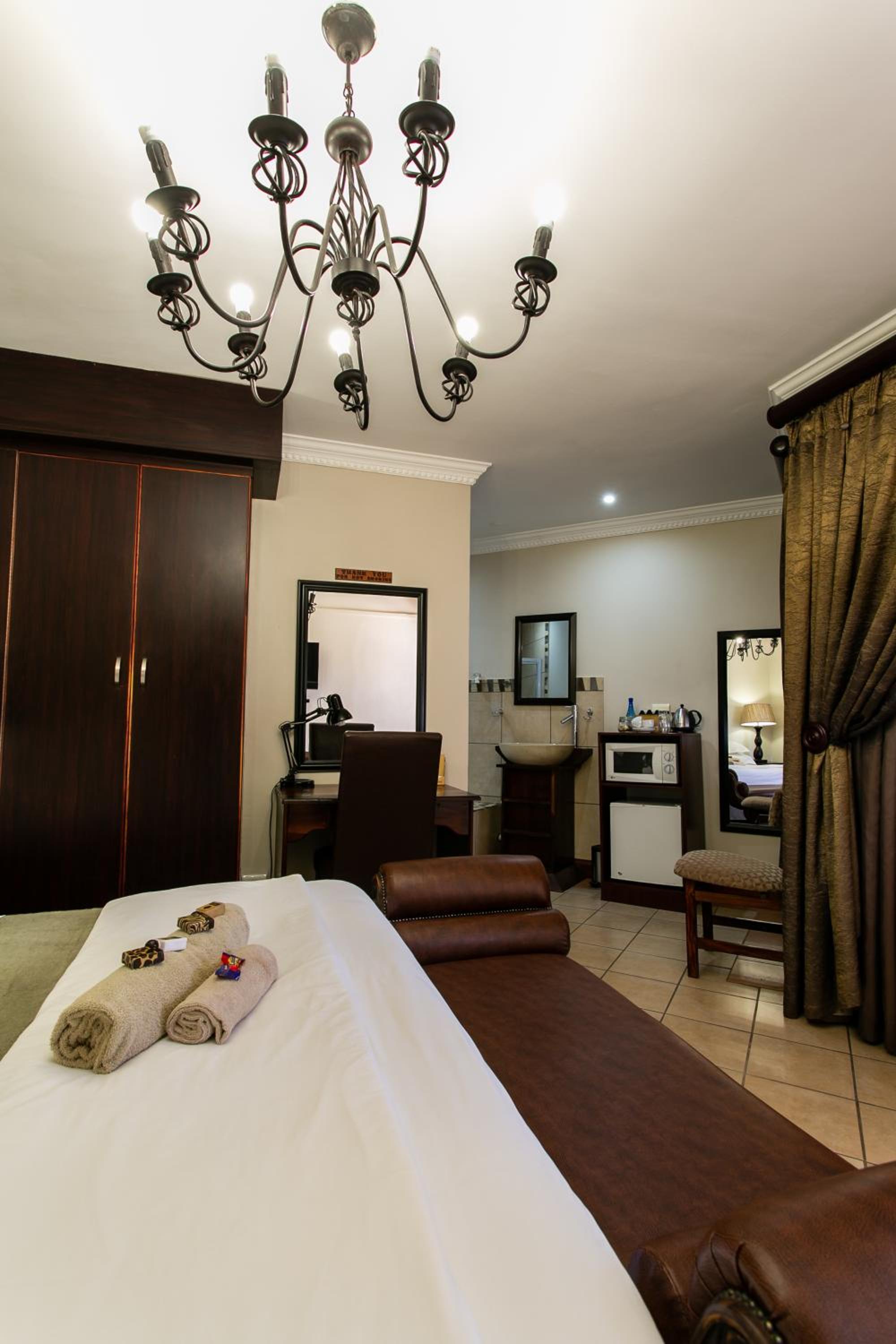 Budget Double Room - Photo 25