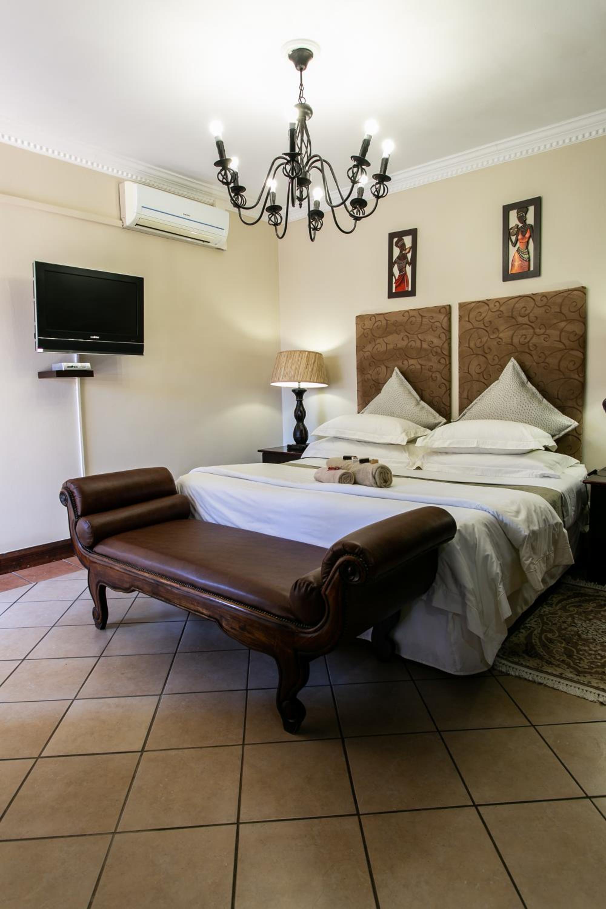 Budget Double Room - Photo 27