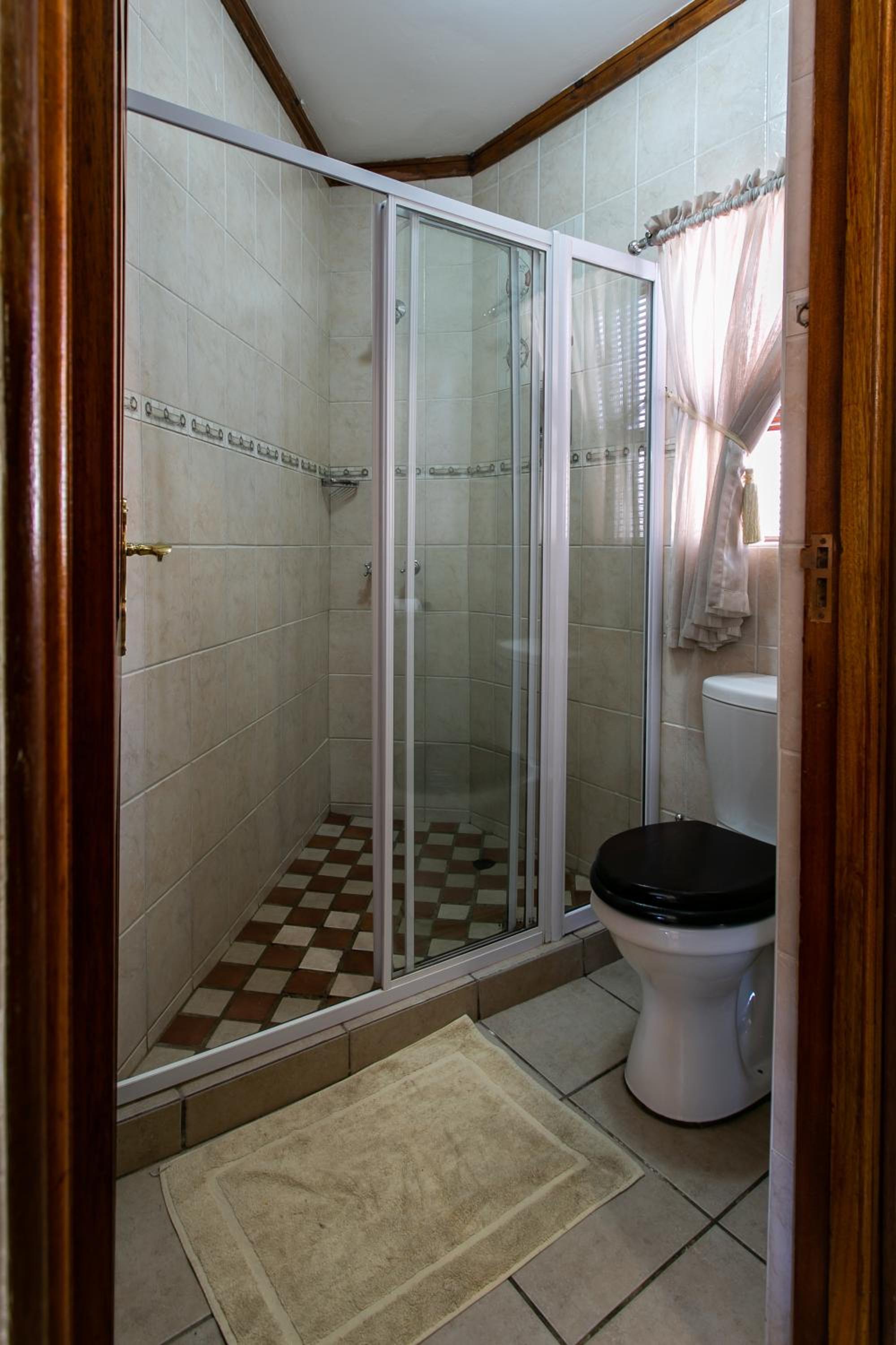 Budget Double Room - Photo 31