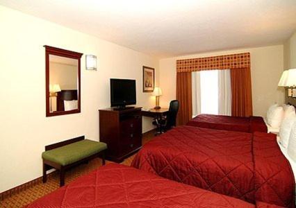 Queen Room with Two Queen Beds - Non-Smoking - Photo 3
