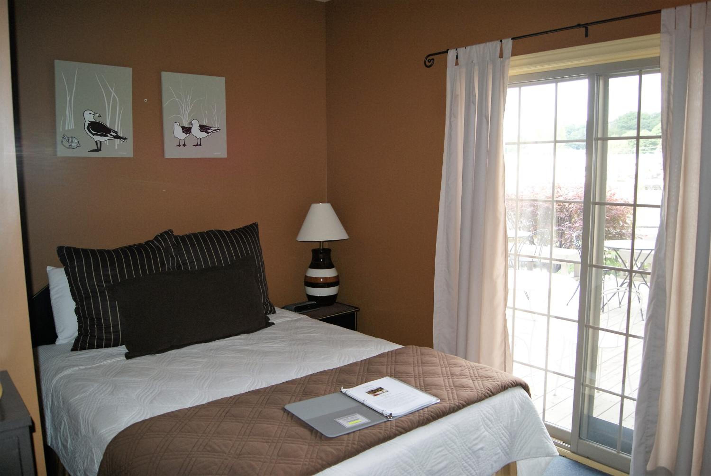 Queen Room photo 2