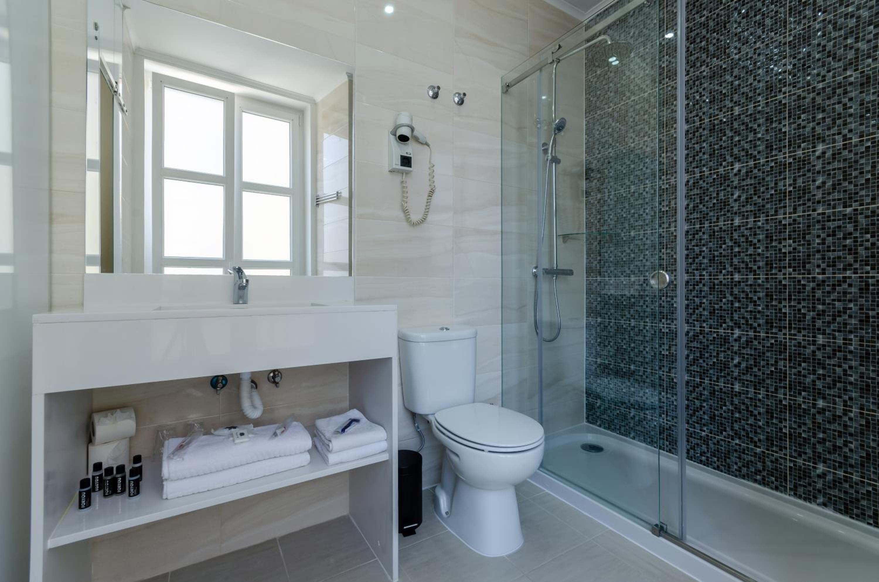 Superior Twin Room with Chiado View