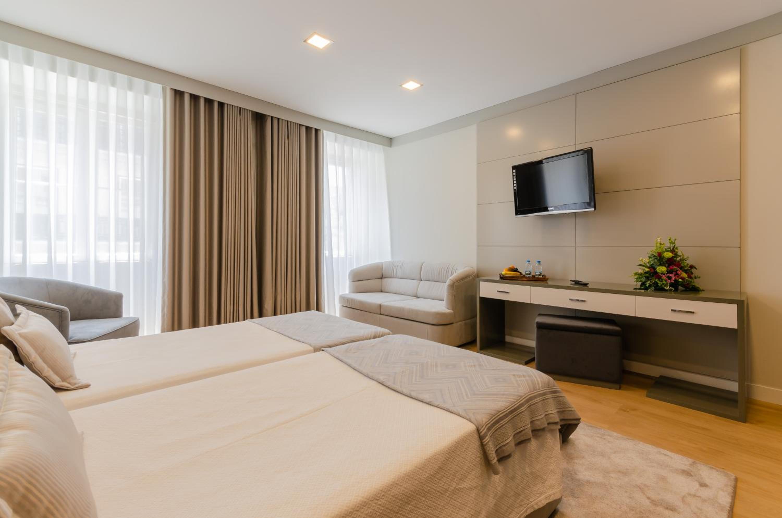 Superior Twin Room with Chiado View thumbnail 5