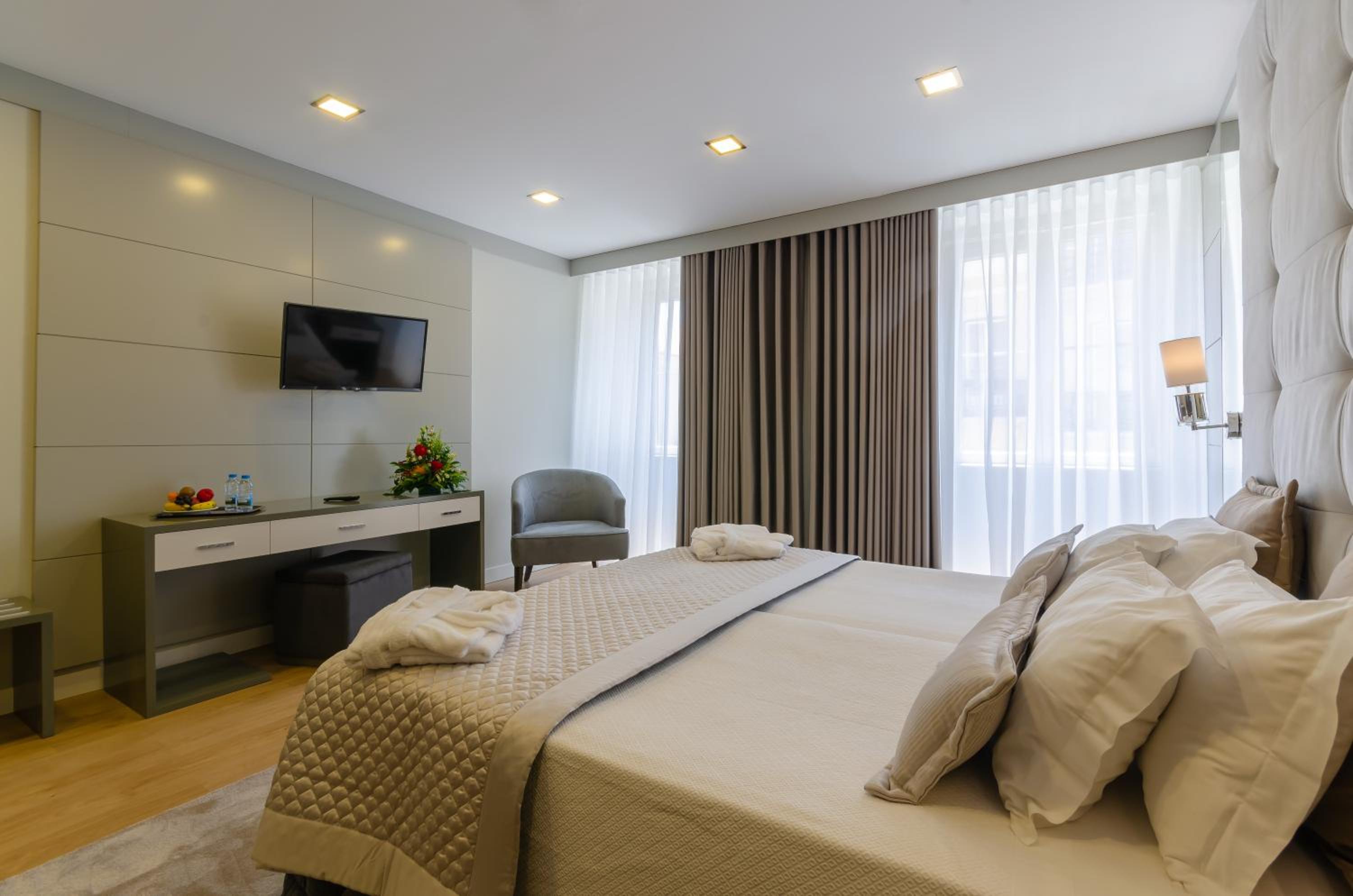 Superior Triple Room with Chiado View
