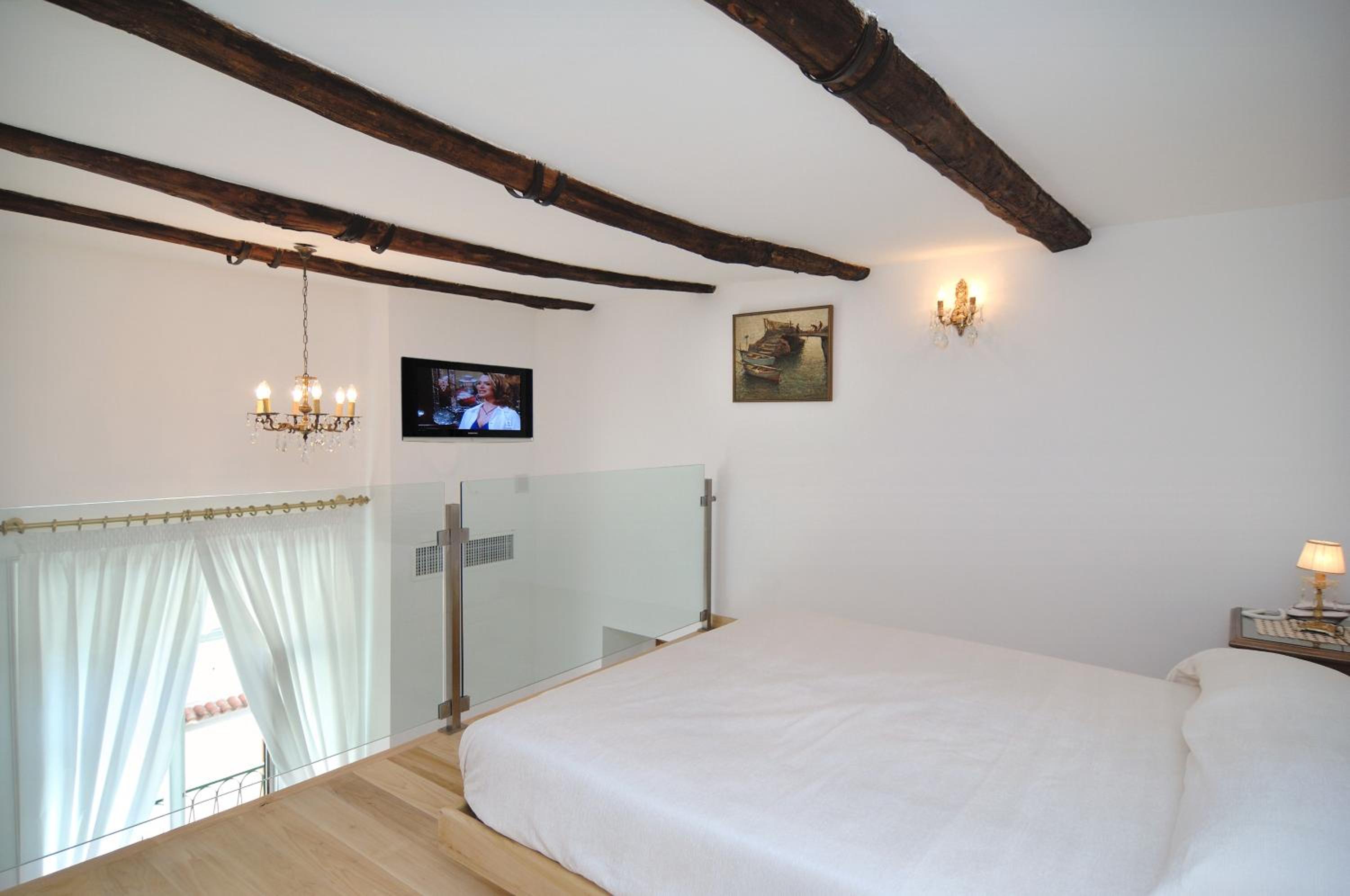 Junior Suite with Balcony - Photo 47