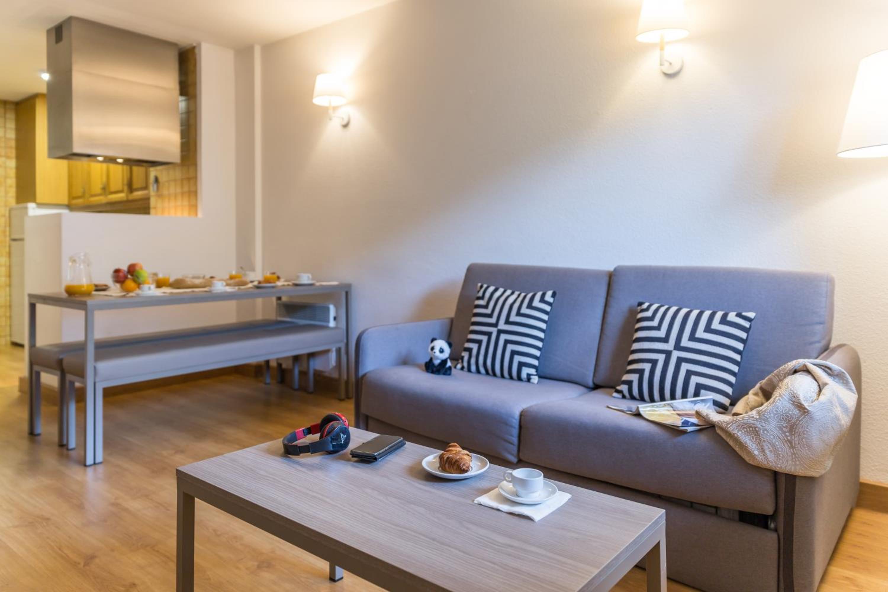 One-Bedroom Apartment  (2-5 Adults) photo 2