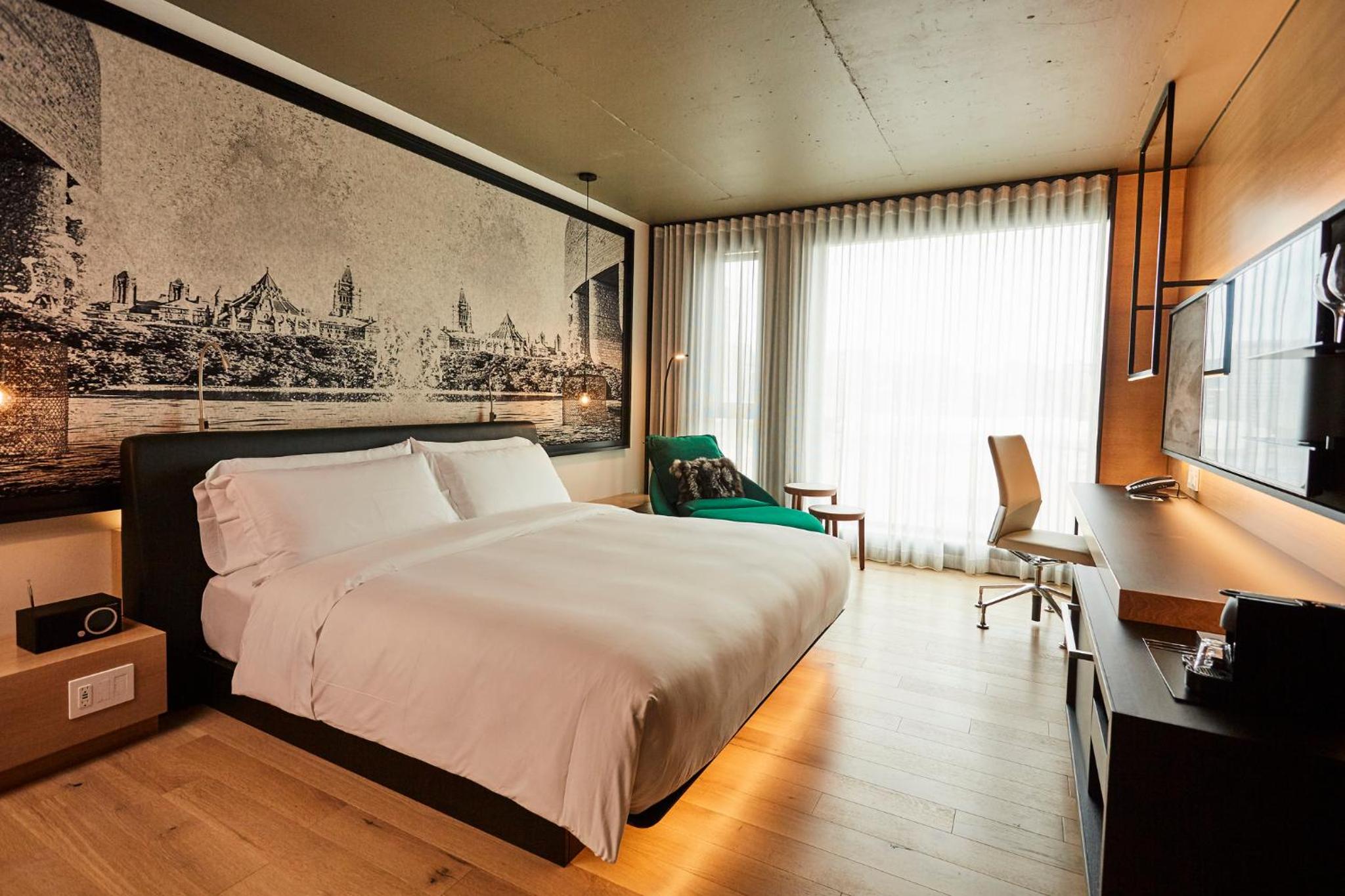 The Signature Room - 1 King Bed