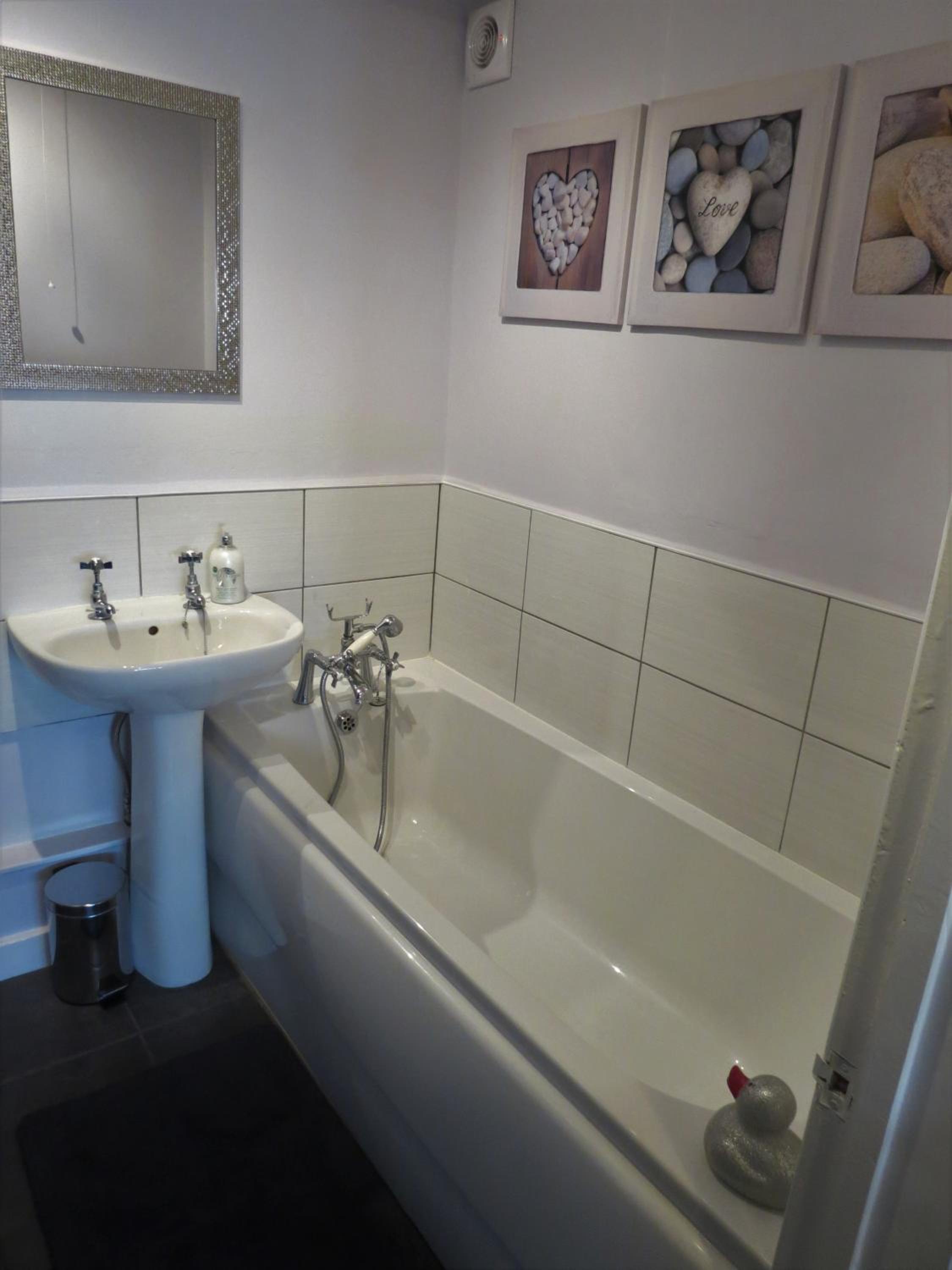 Deluxe Double Room with Bath - Photo 5