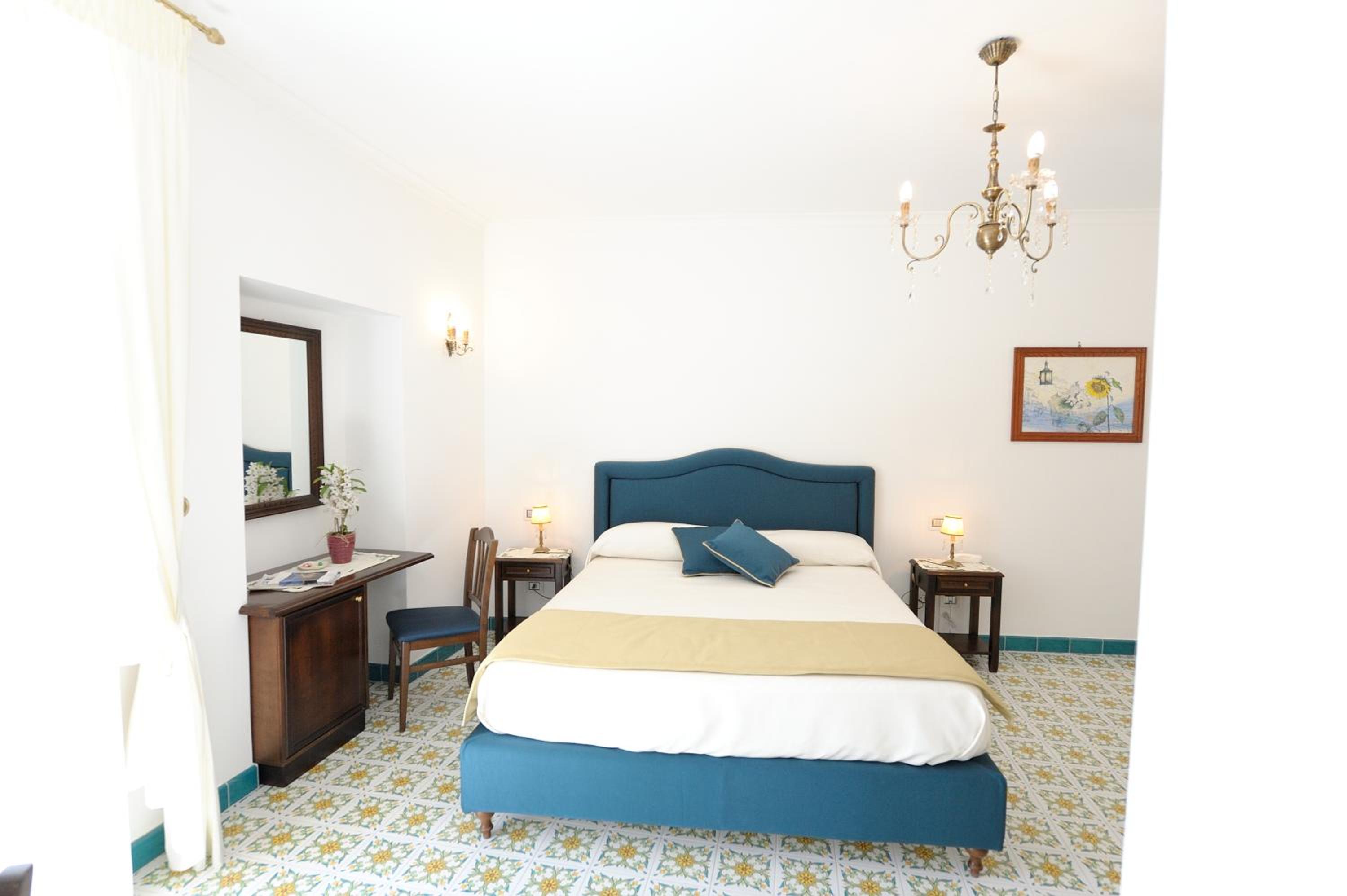 Junior Suite with Balcony - Photo 11