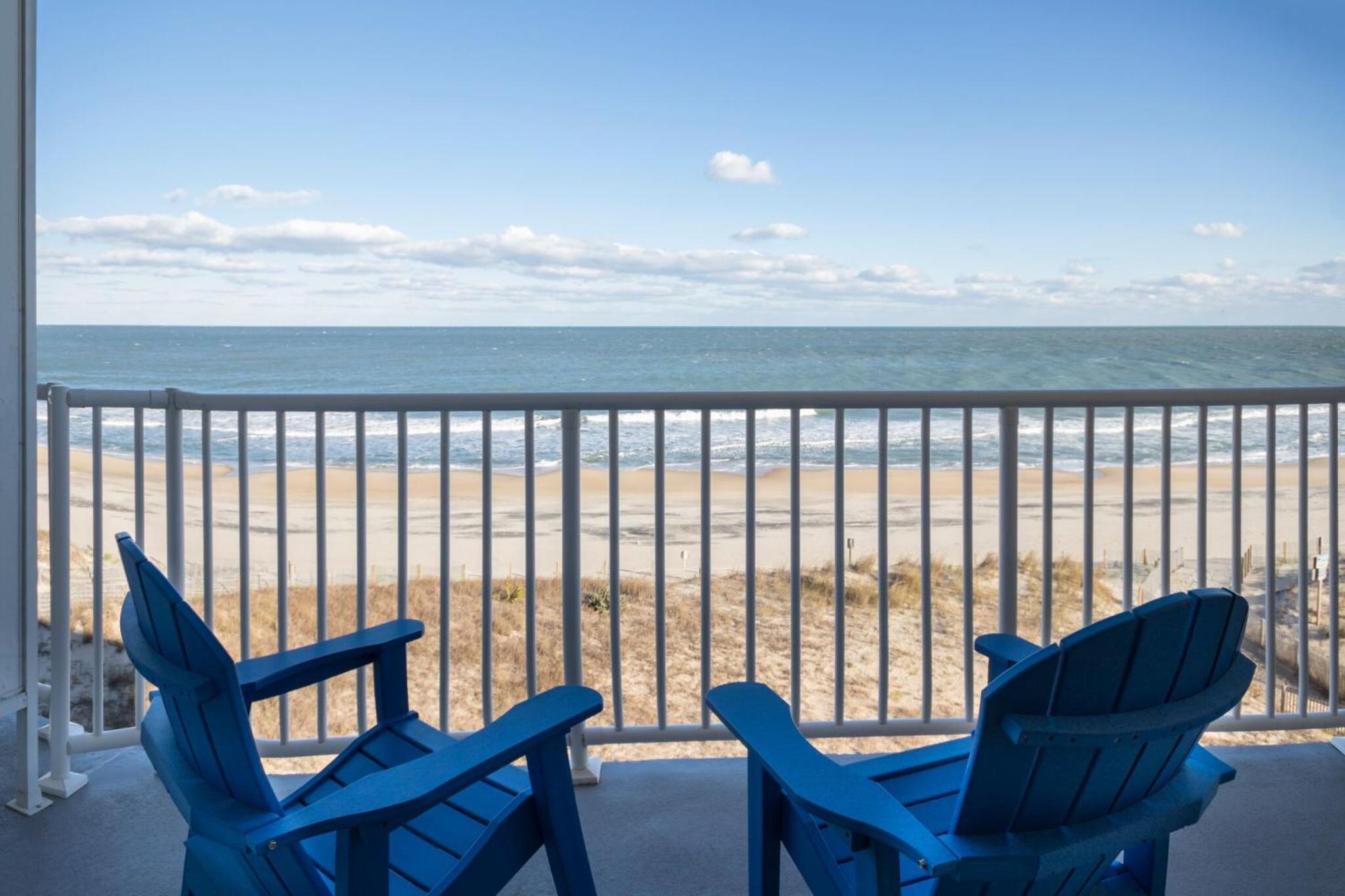 Oceanfront Two Queen Beds with Pullout Sofa and Balcony