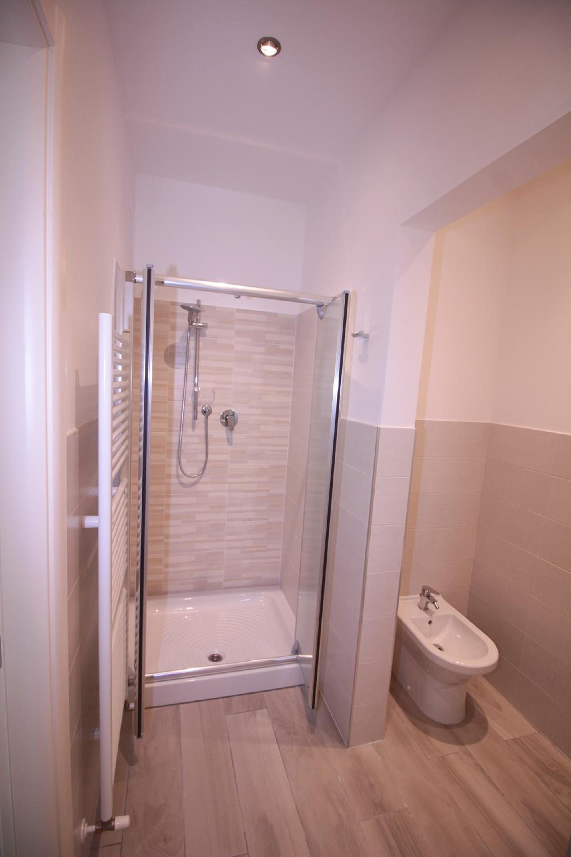 Double Room with Private Bathroom - Photo 23