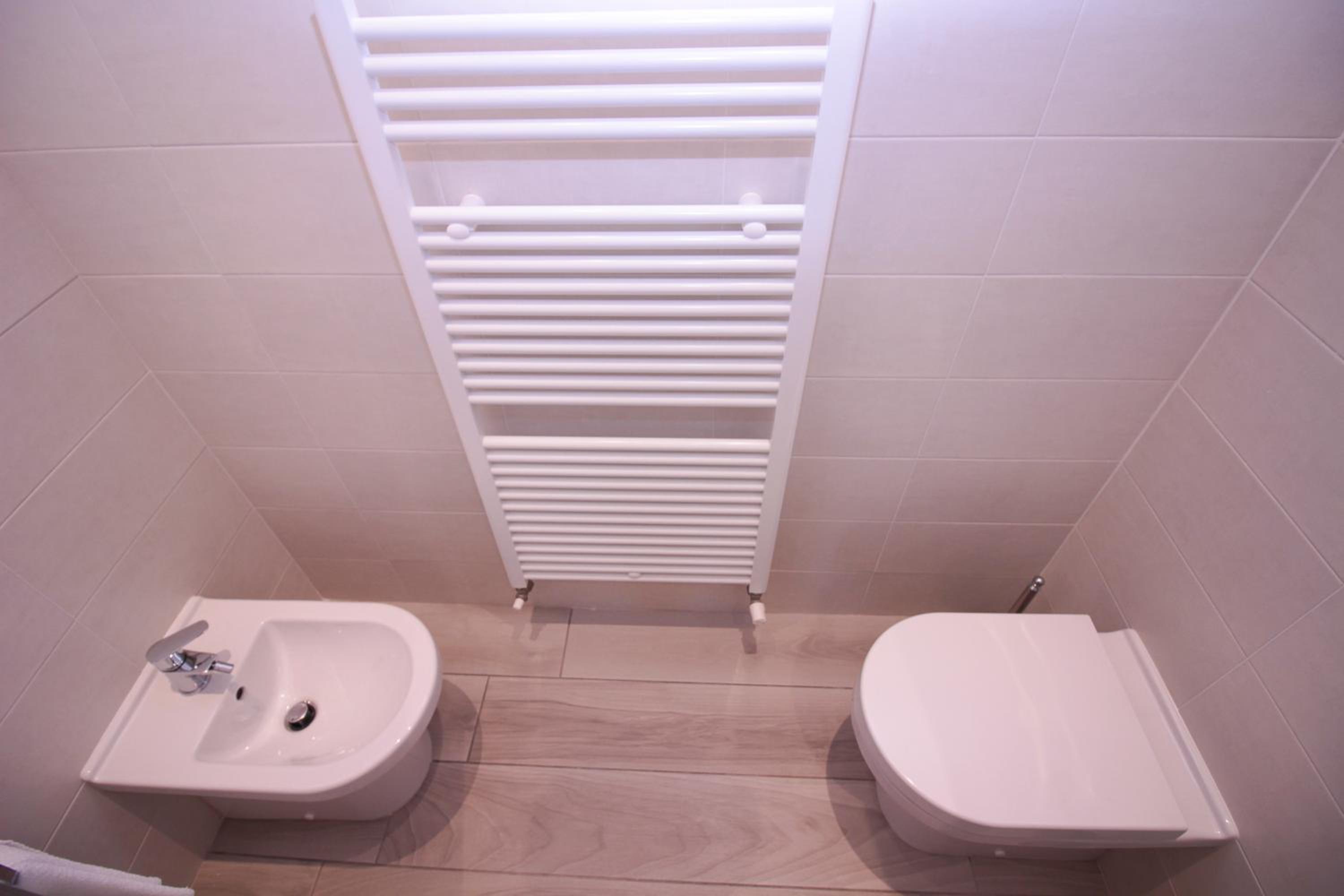 Double Room with Private Bathroom - Photo 22