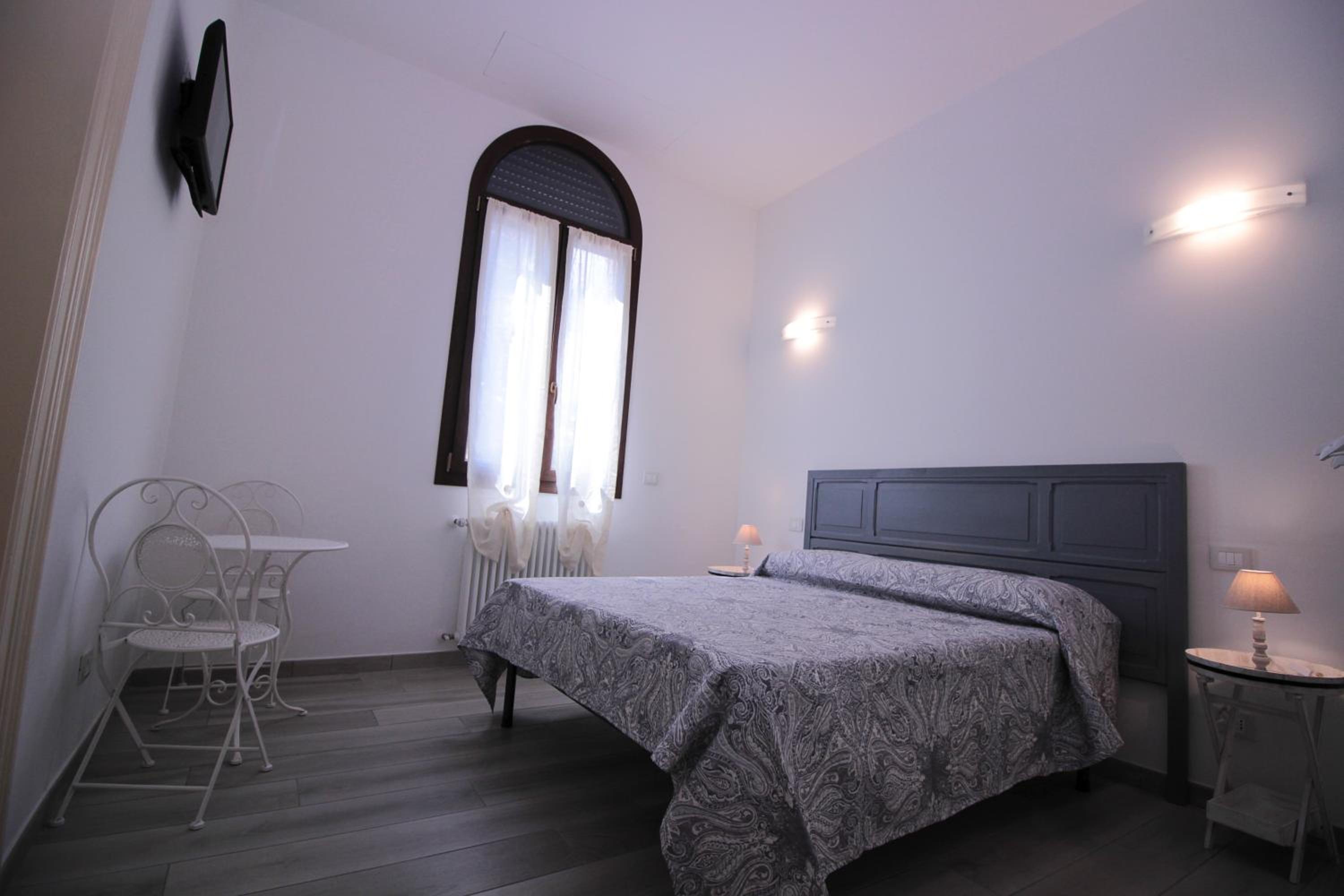 Double Room with Private Bathroom - Photo 4