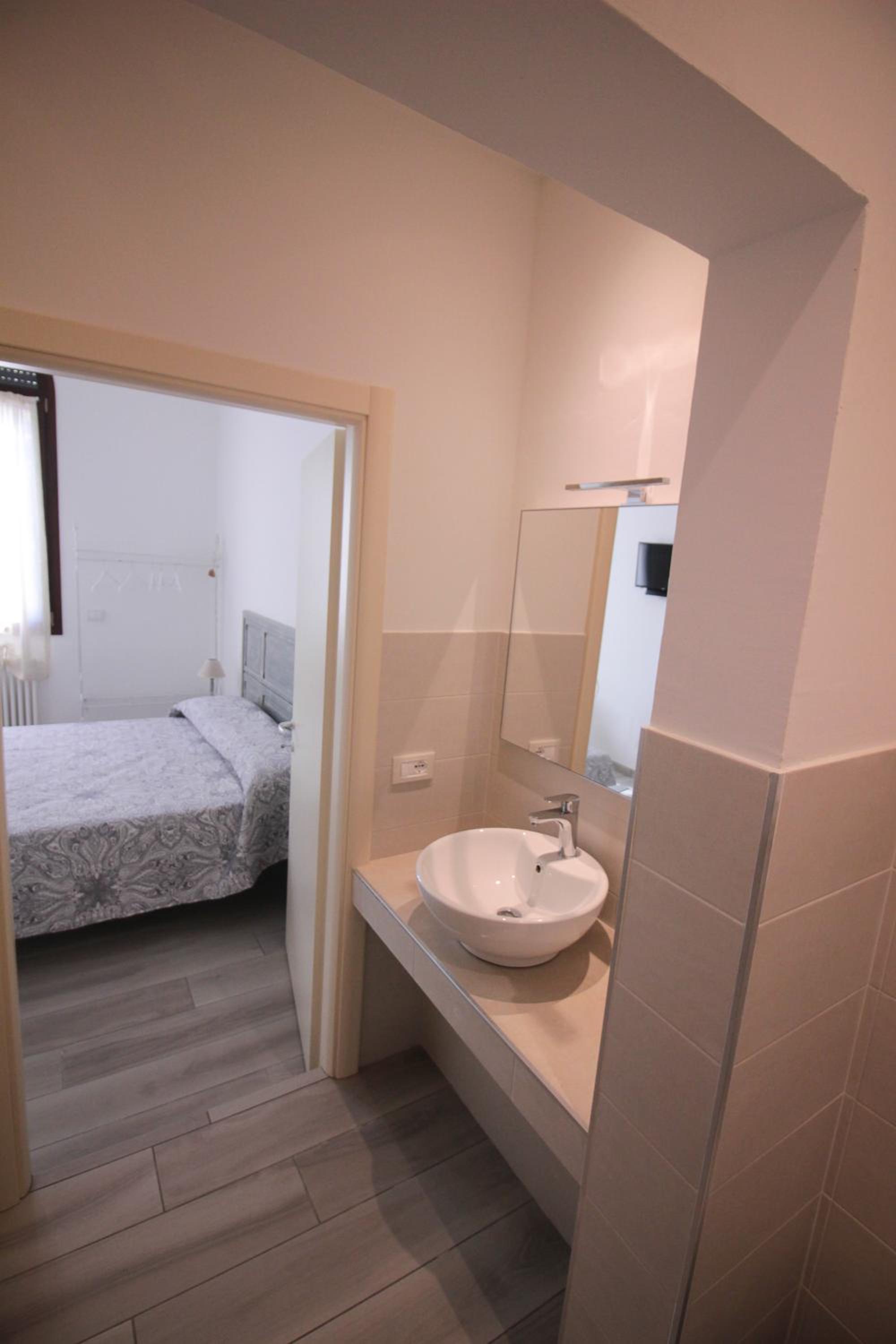Double Room with Private Bathroom - Photo 13