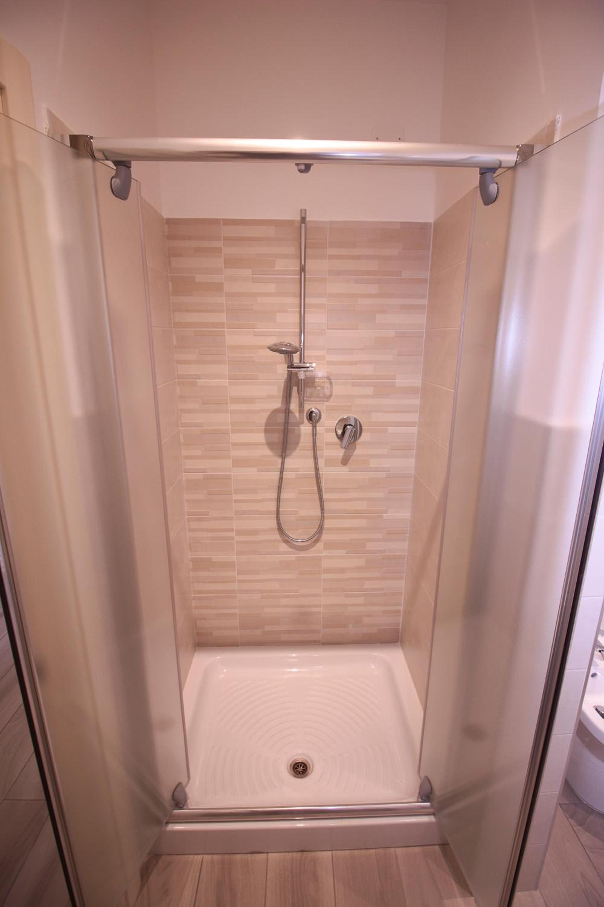 Double Room with Private Bathroom - Photo 18