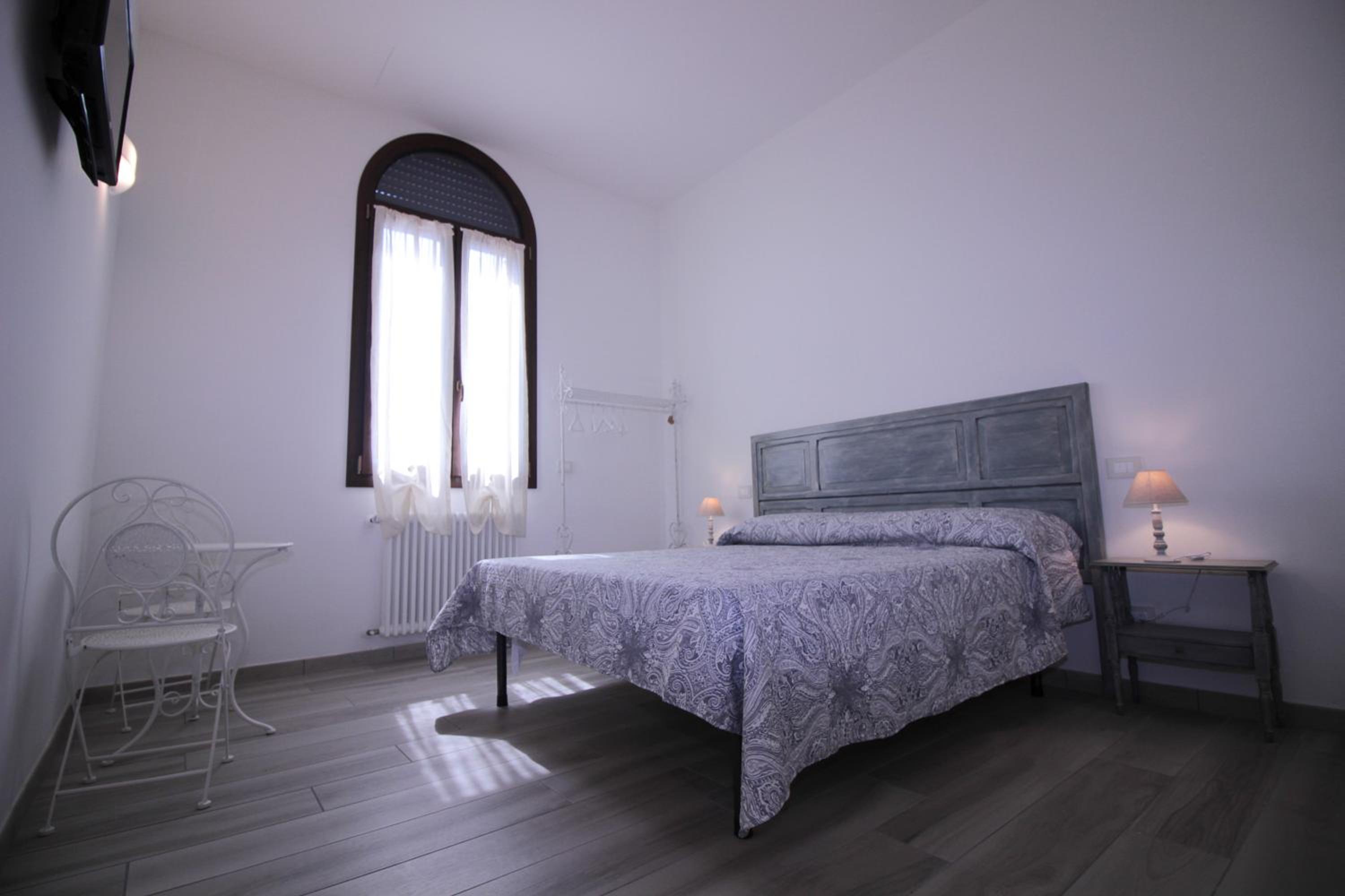Double Room with Private Bathroom - Photo 16