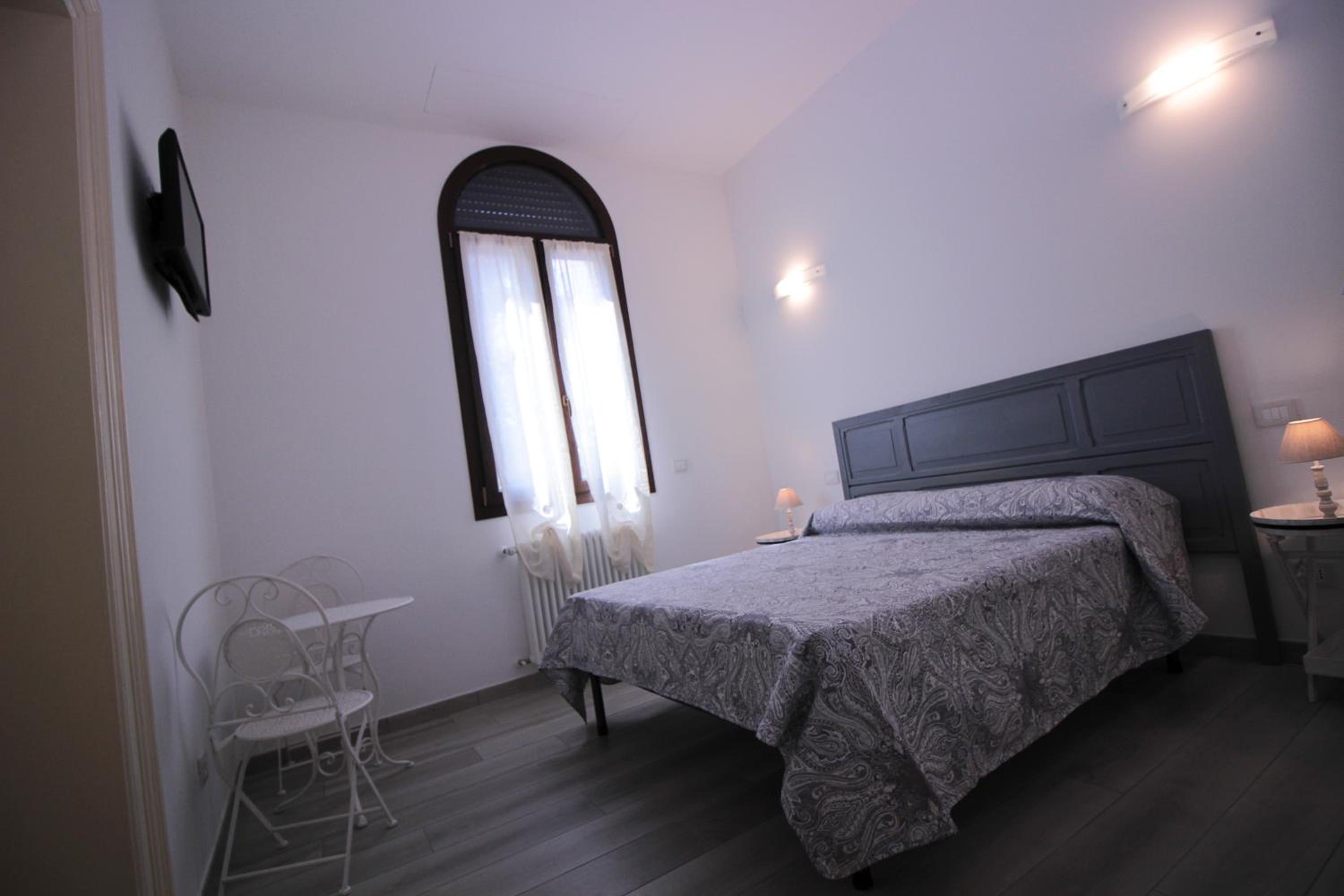 Double Room with Private Bathroom - Photo 2