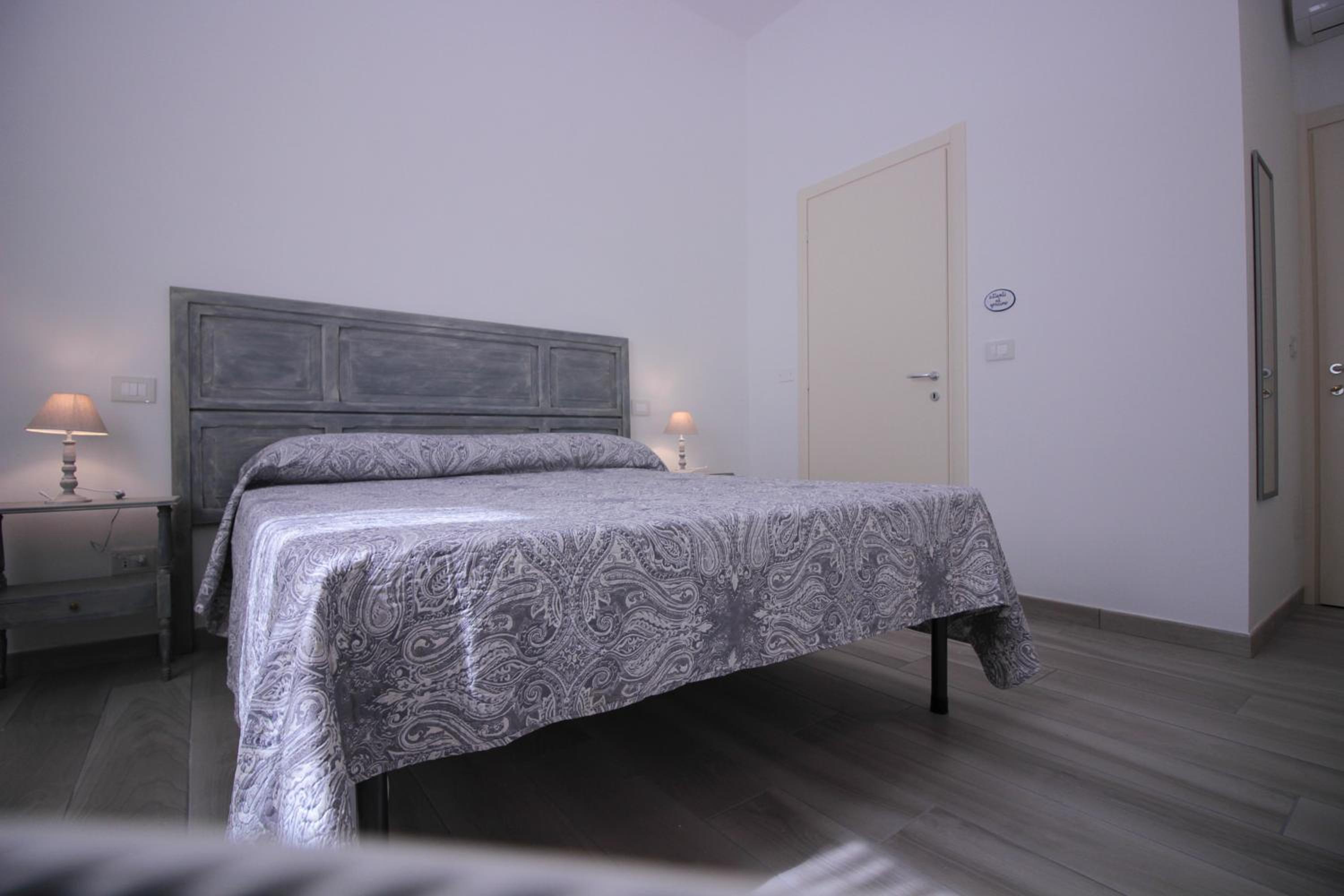 Double Room with Private Bathroom - Photo 10
