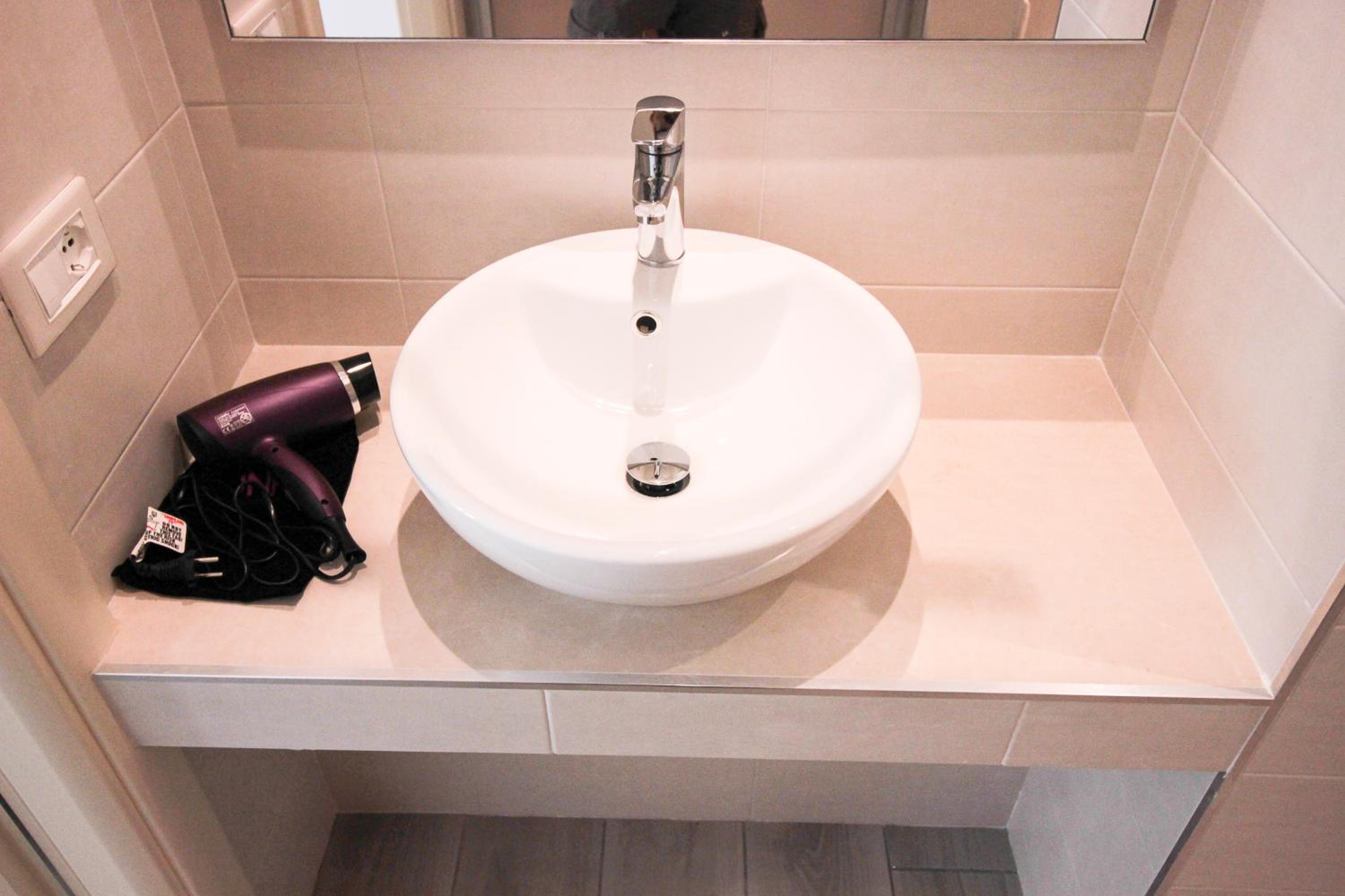 Double Room with Private Bathroom - Photo 9