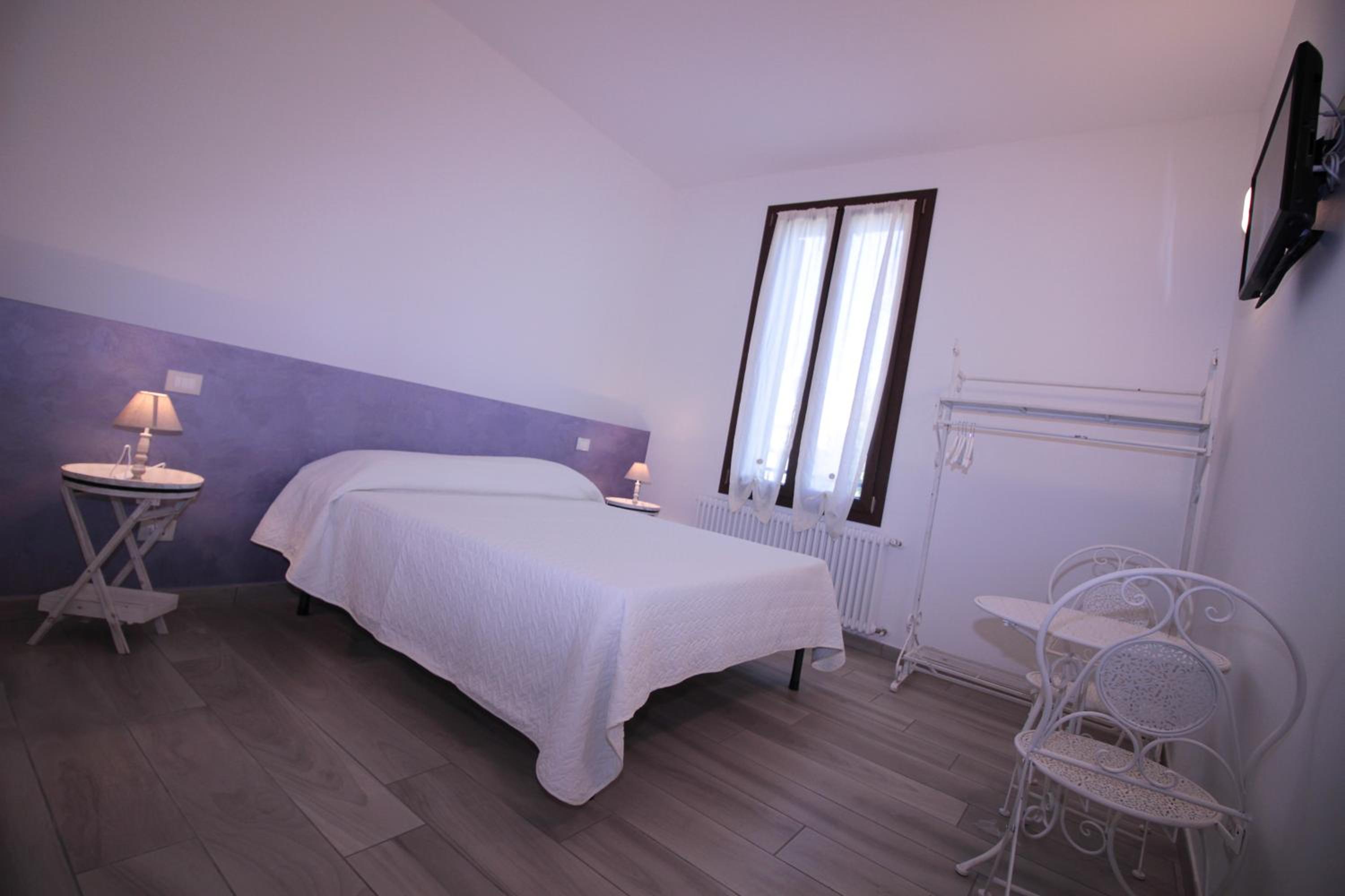 Double Room with Private Bathroom - Photo 6