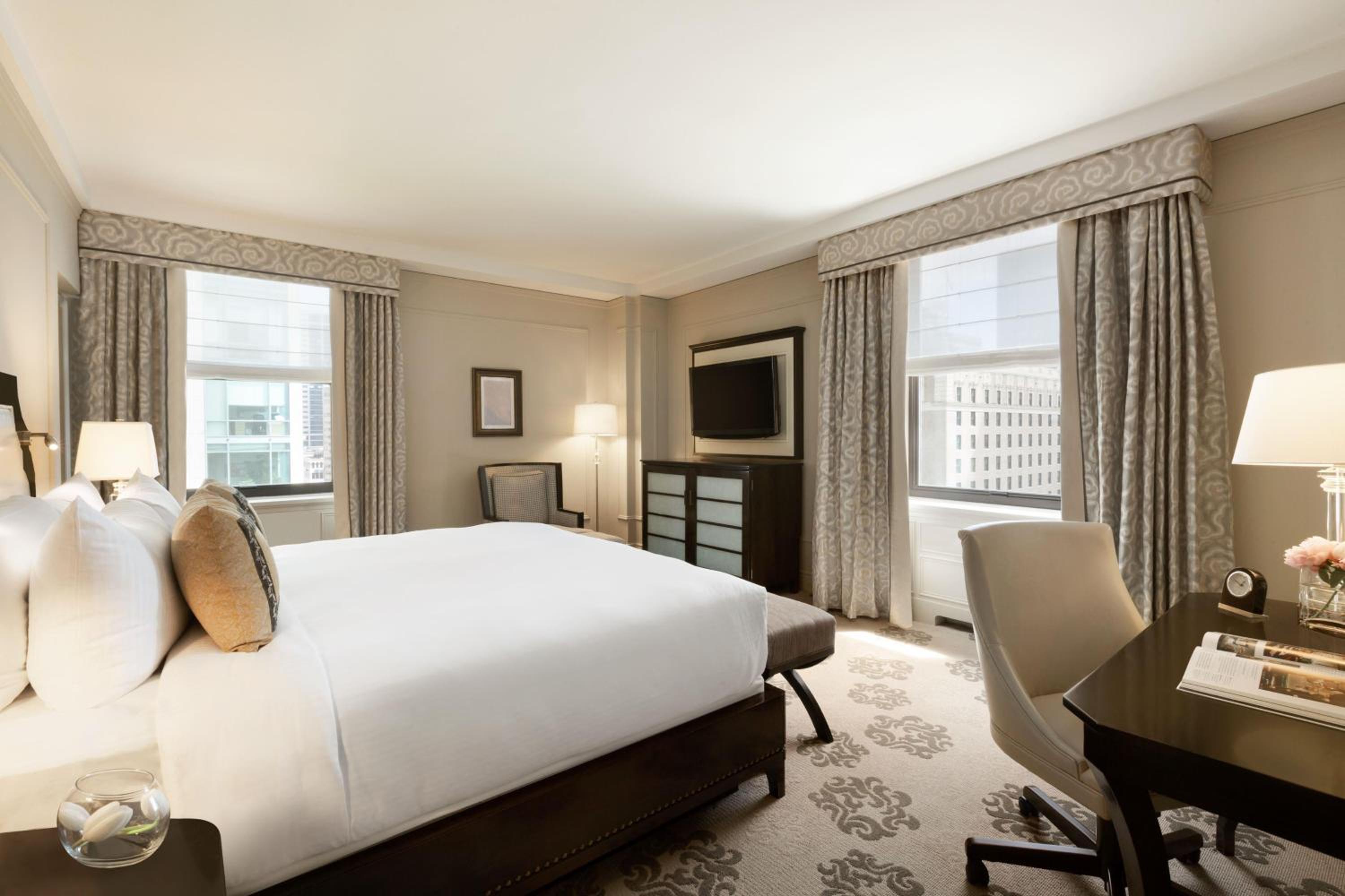 Deluxe Corner Room with King Bed thumbnail 6