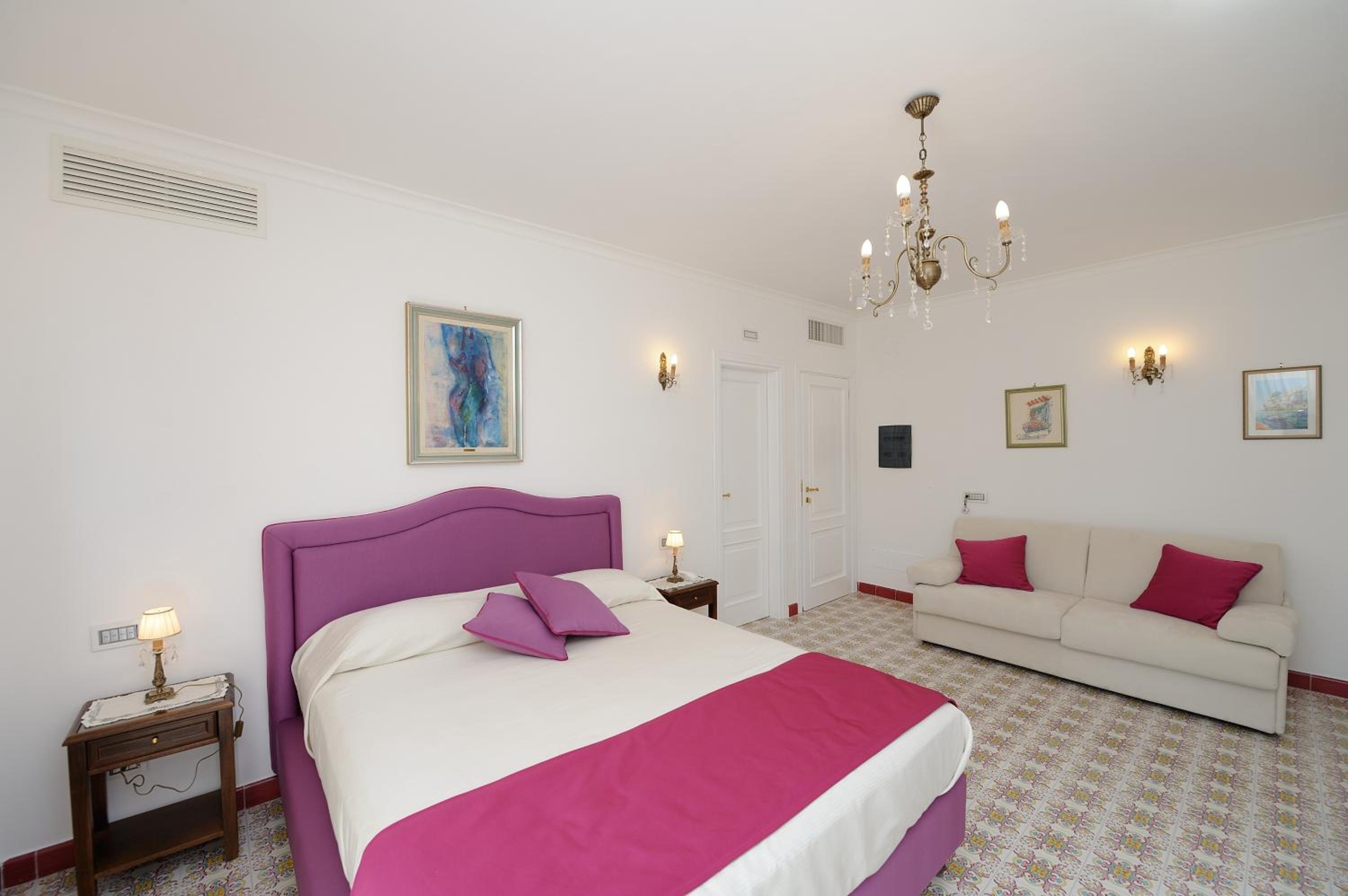 Junior Suite with Balcony - Photo 6