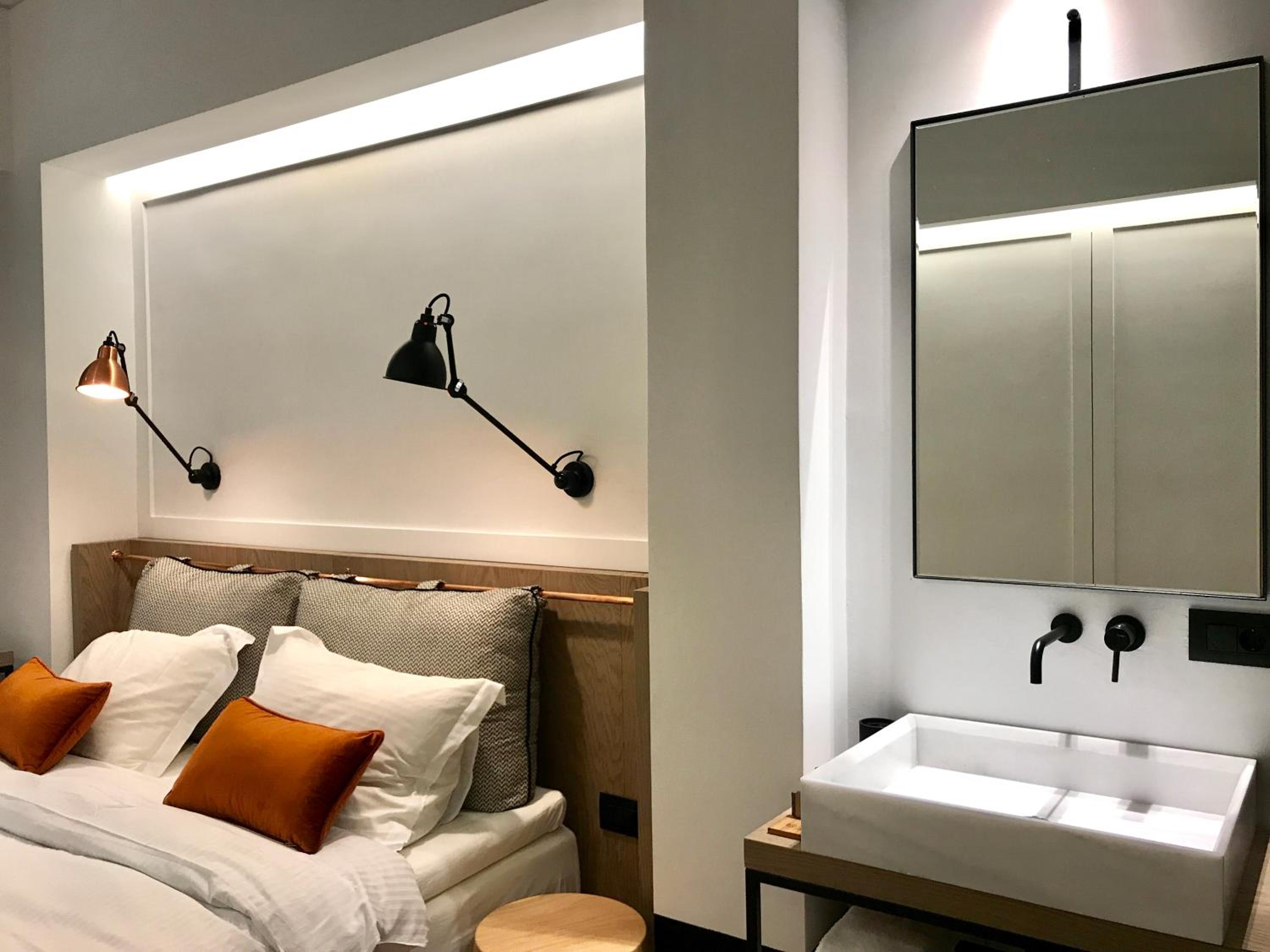 Cozy Double Room with Street View - Photo 6