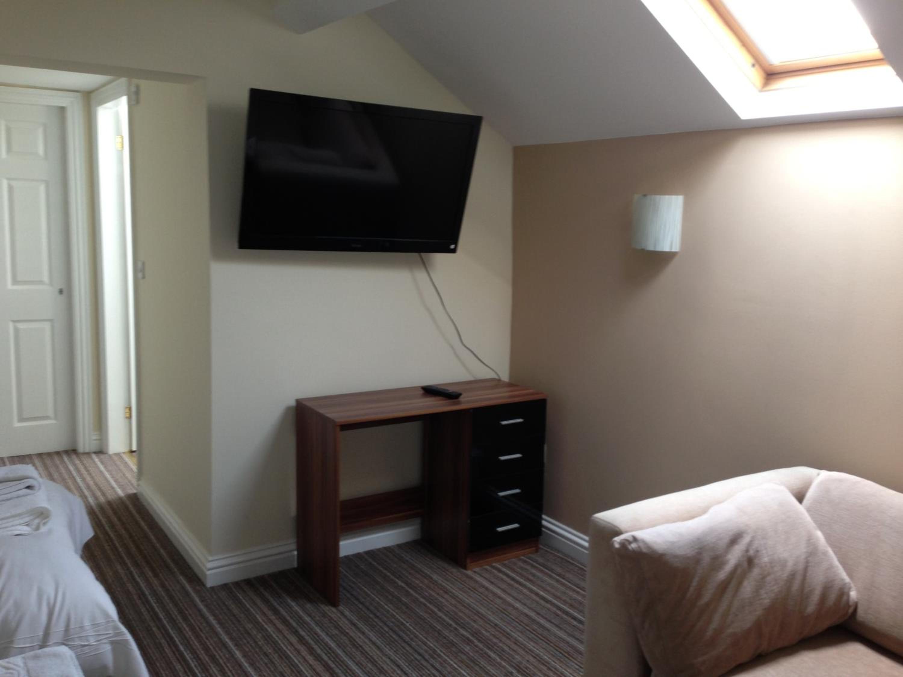 Superior Family Room - Photo 5