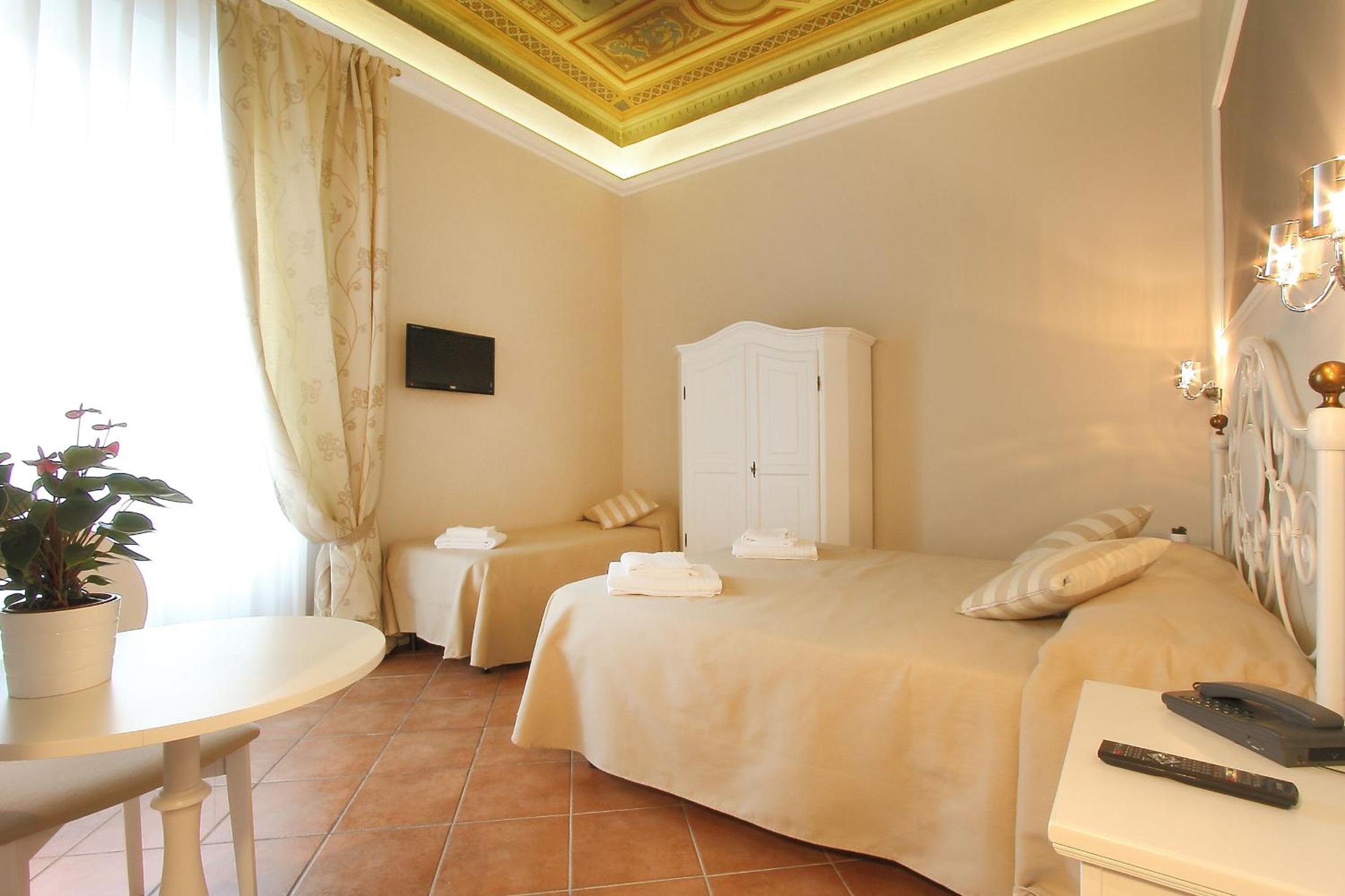 Triple Room thumbnail 6
