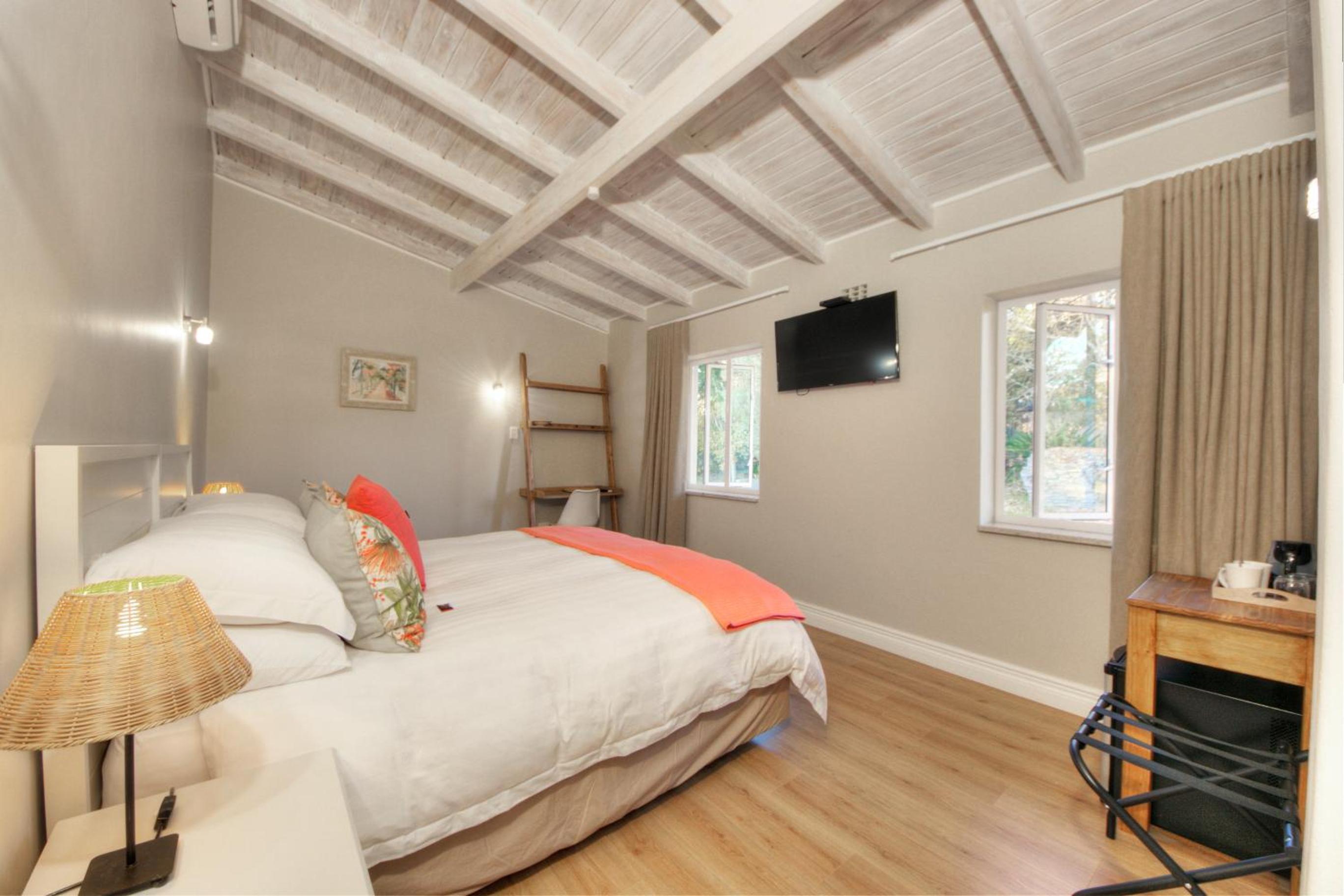 Deluxe Double Room (2 Adults + 1 Child) photo 2