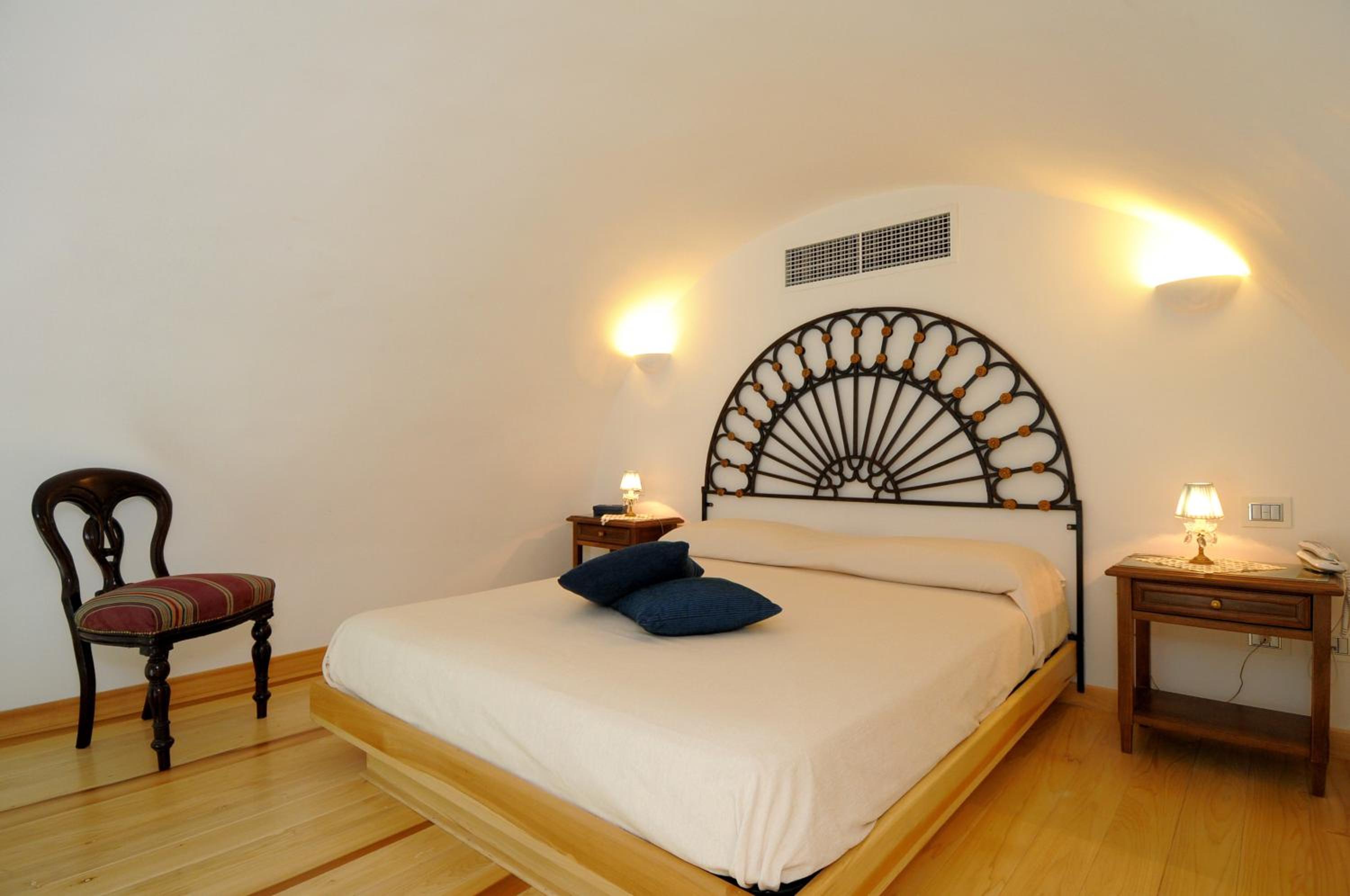 Junior Suite with Balcony - Photo 42