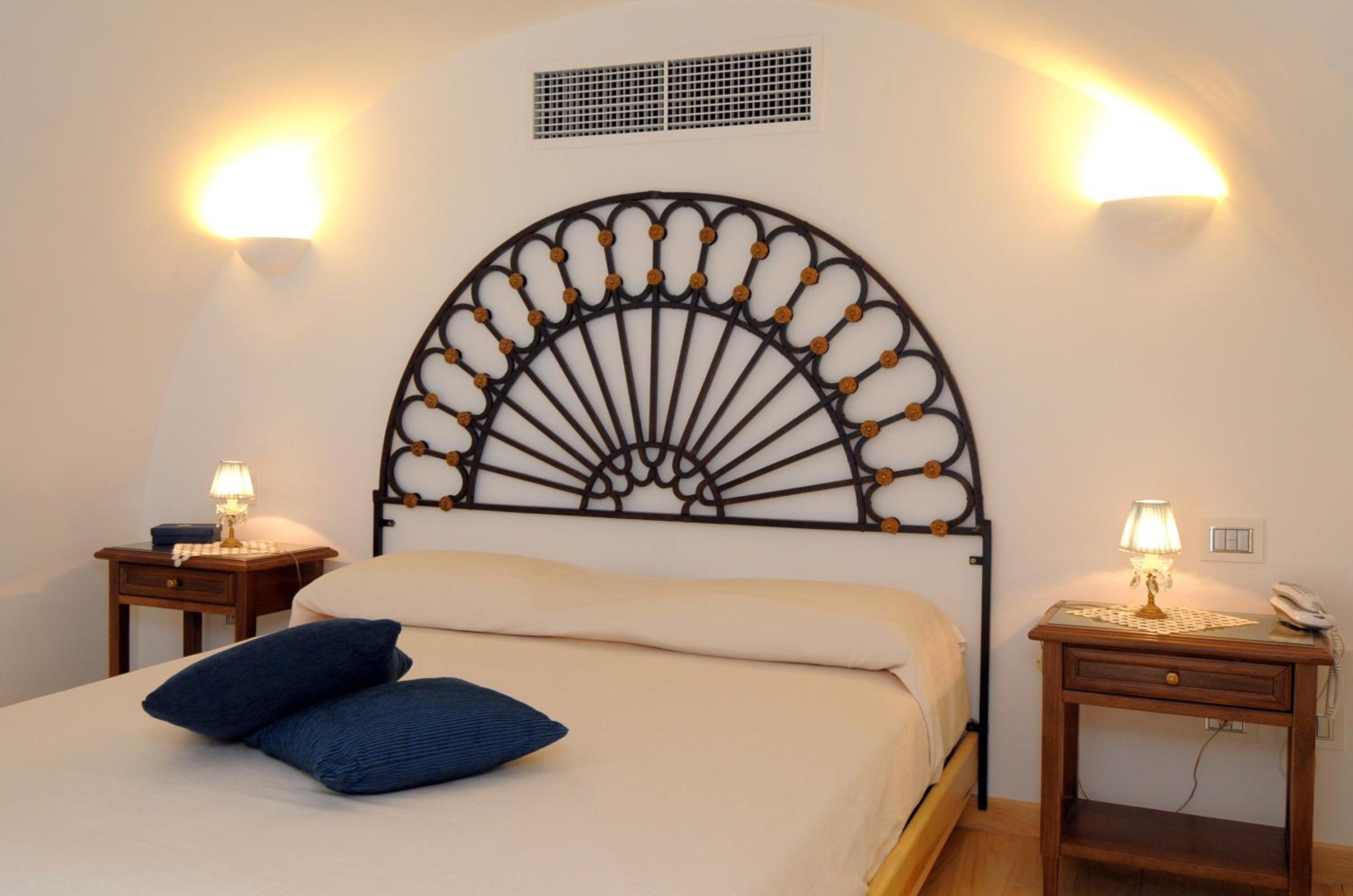 Junior Suite with Balcony - Photo 3
