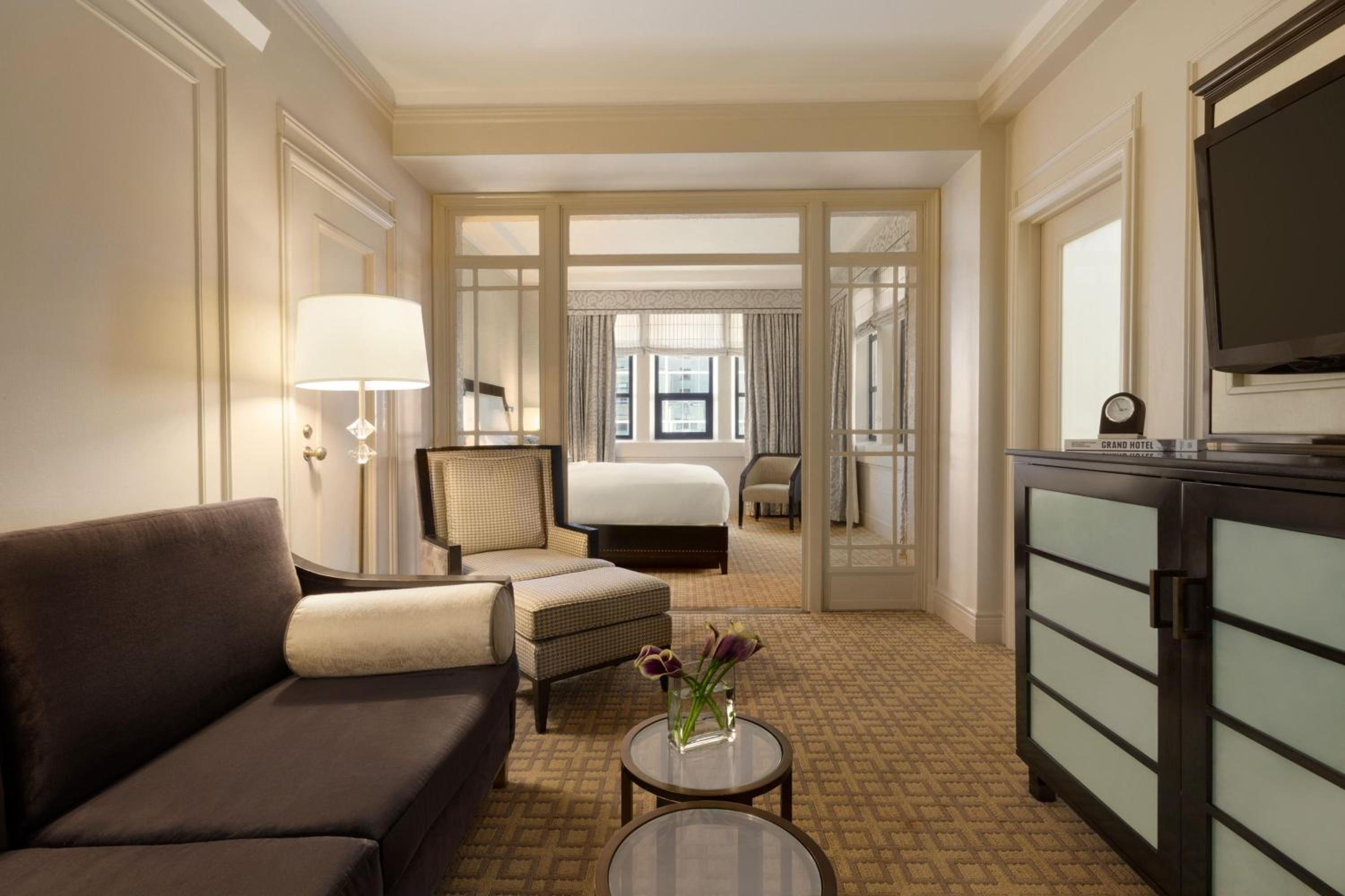 Junior Suite with King Bed thumbnail 5