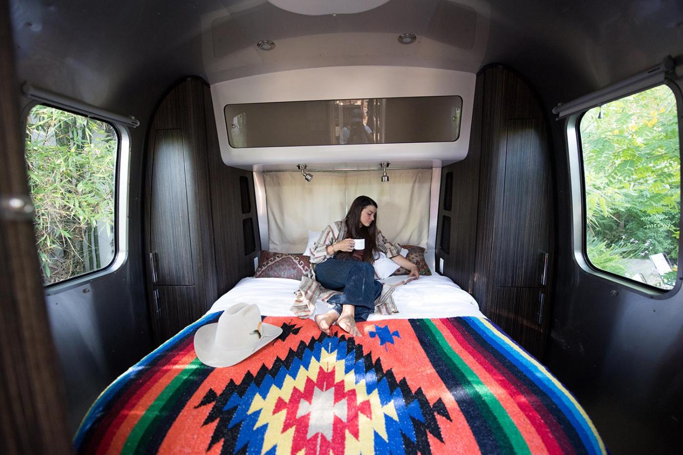Deluxe Caravan photo 2